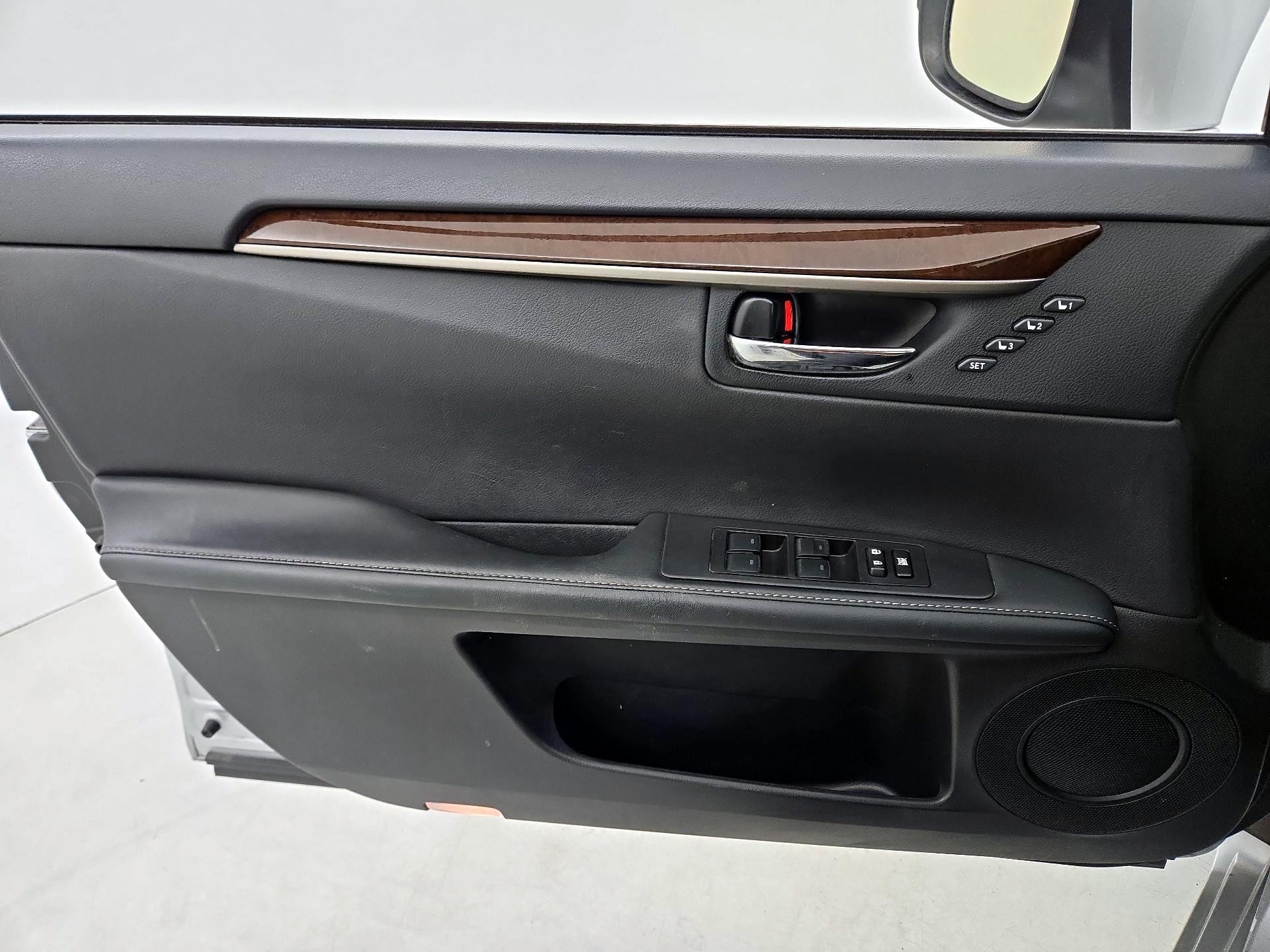 Thumbnail: 2015 Lexus ES - 12