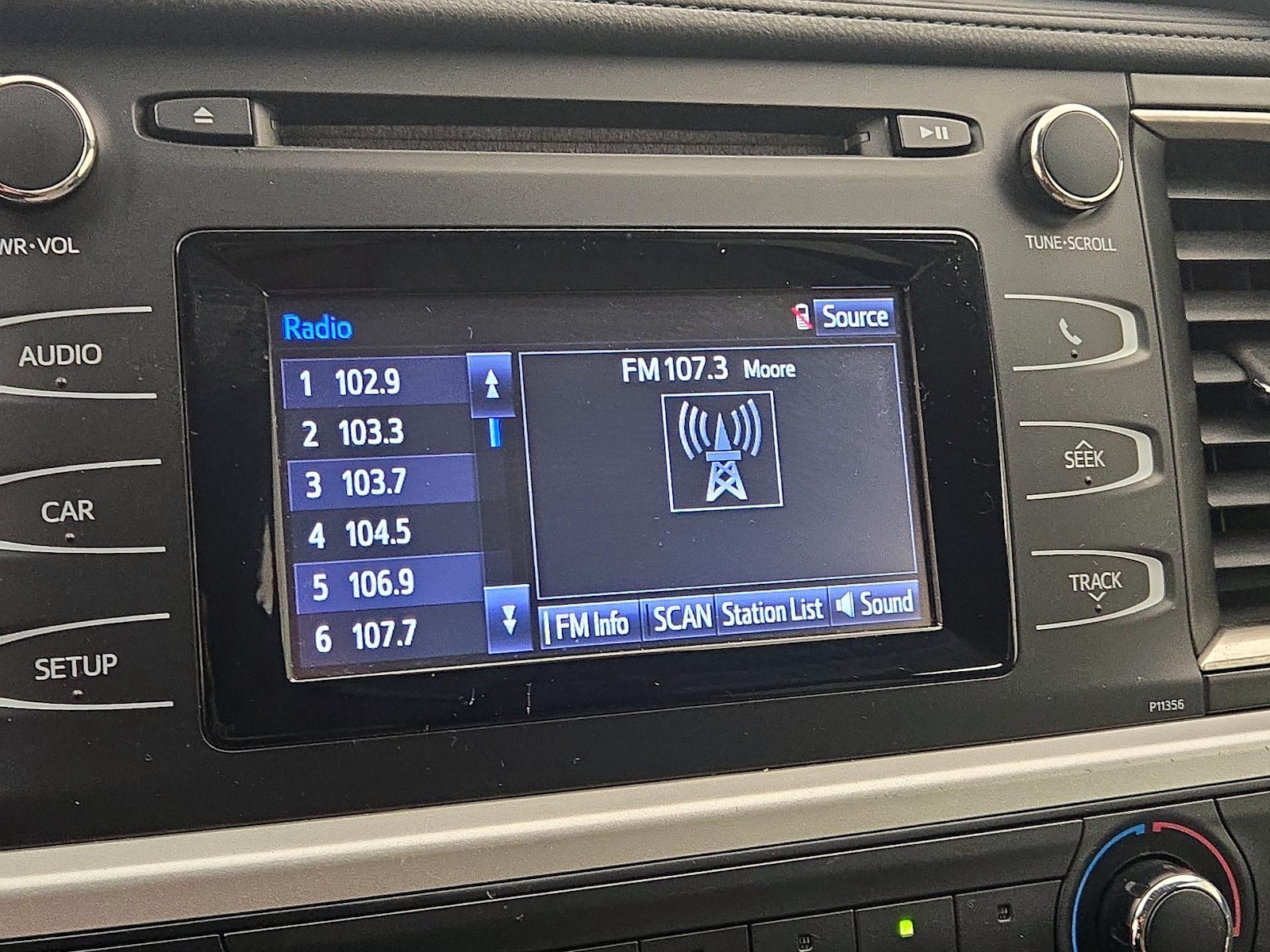 2018 Toyota Highlander LE Plus - Photo 16