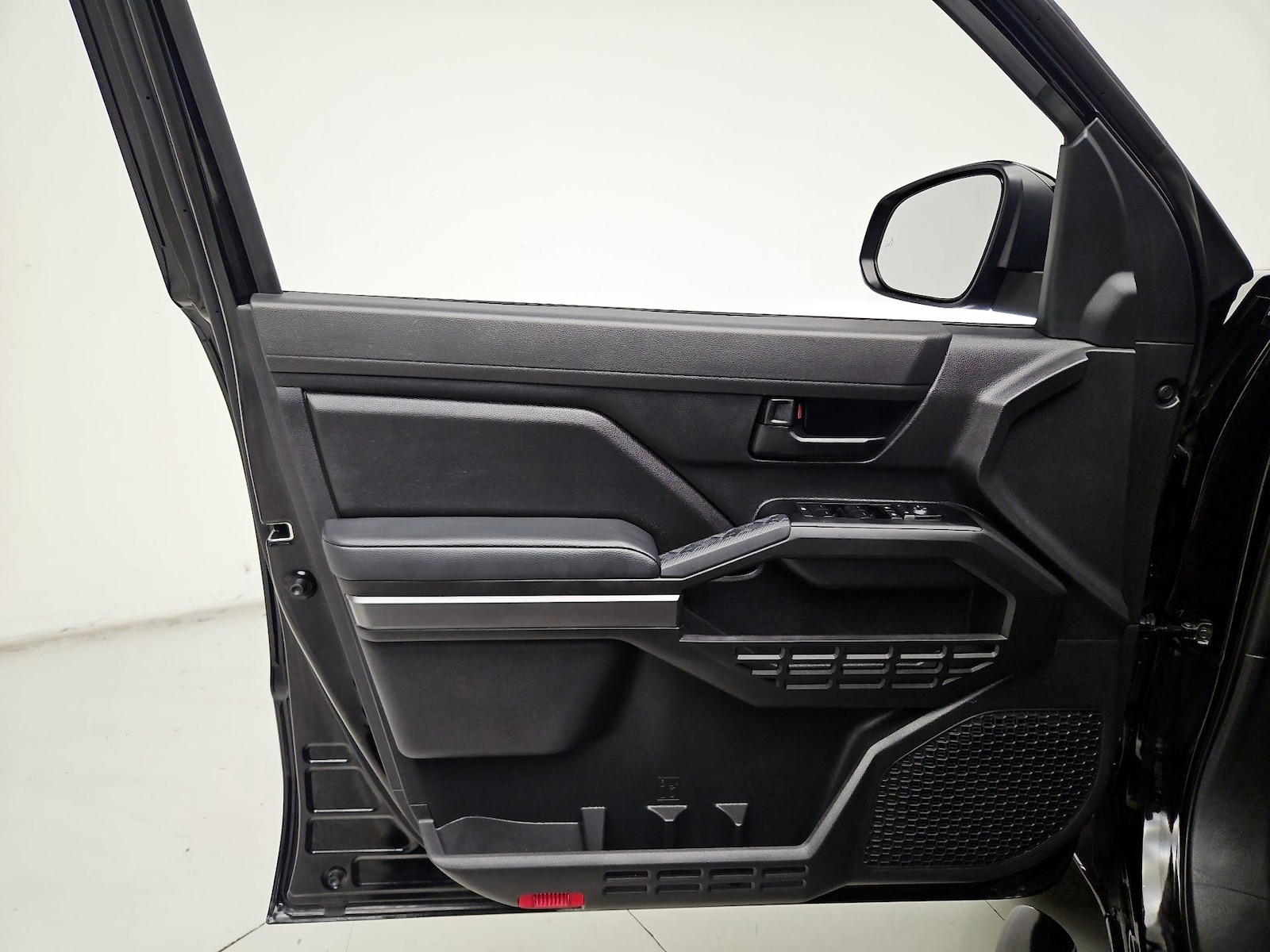 2025 Toyota Tacoma SR5 - Photo 13