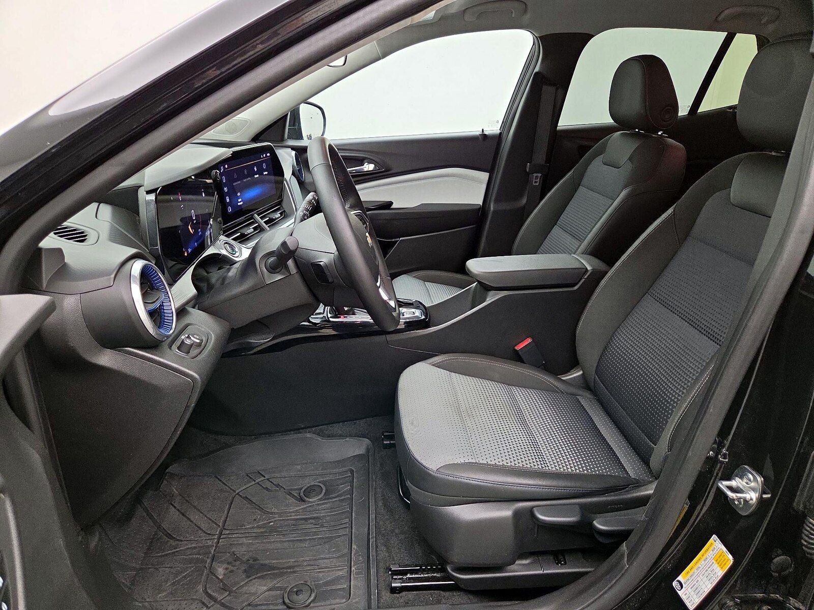 2025 Chevrolet Trax LT - Photo 12