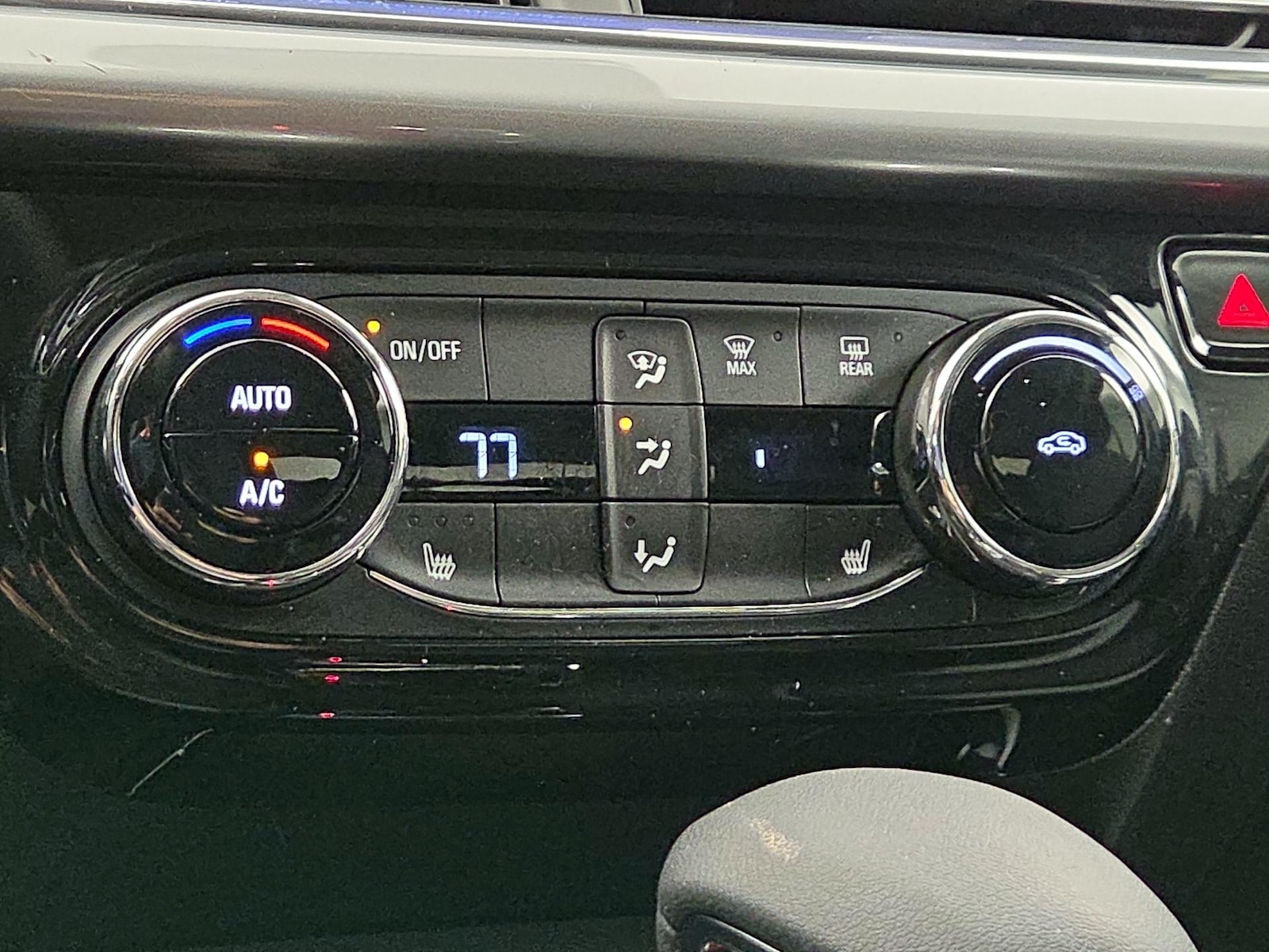 2025 Chevrolet Trax LT - Photo 17