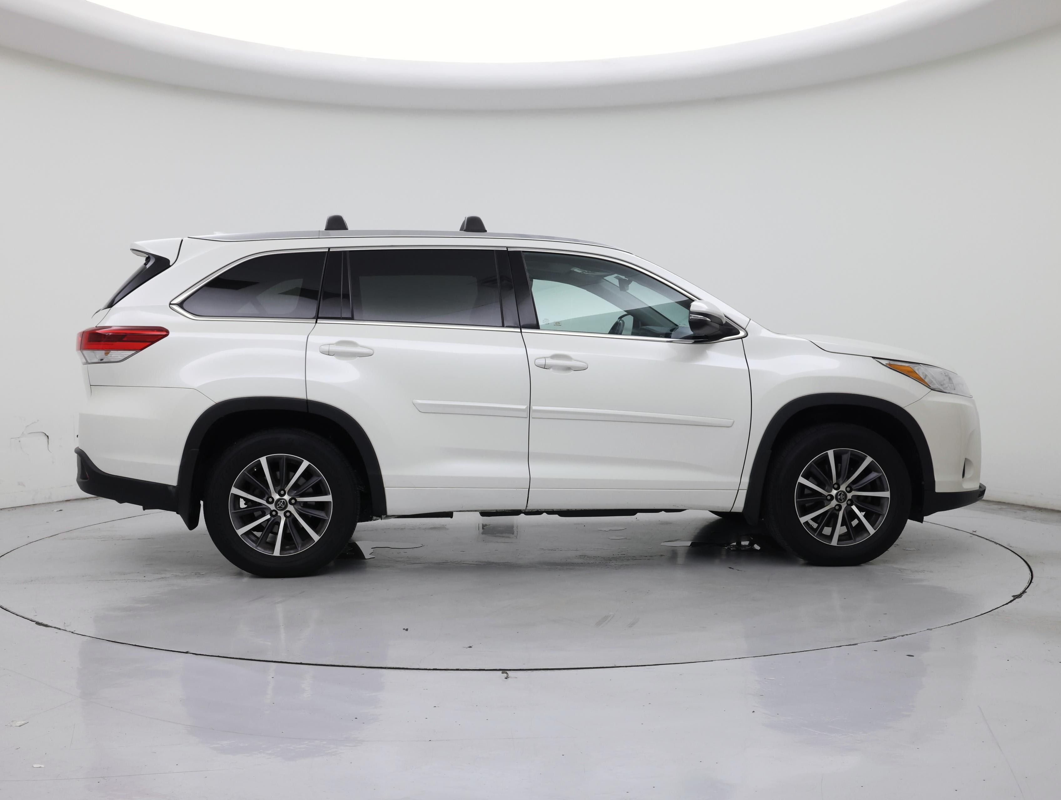 Thumbnail: 2017 Toyota Highlander - 7