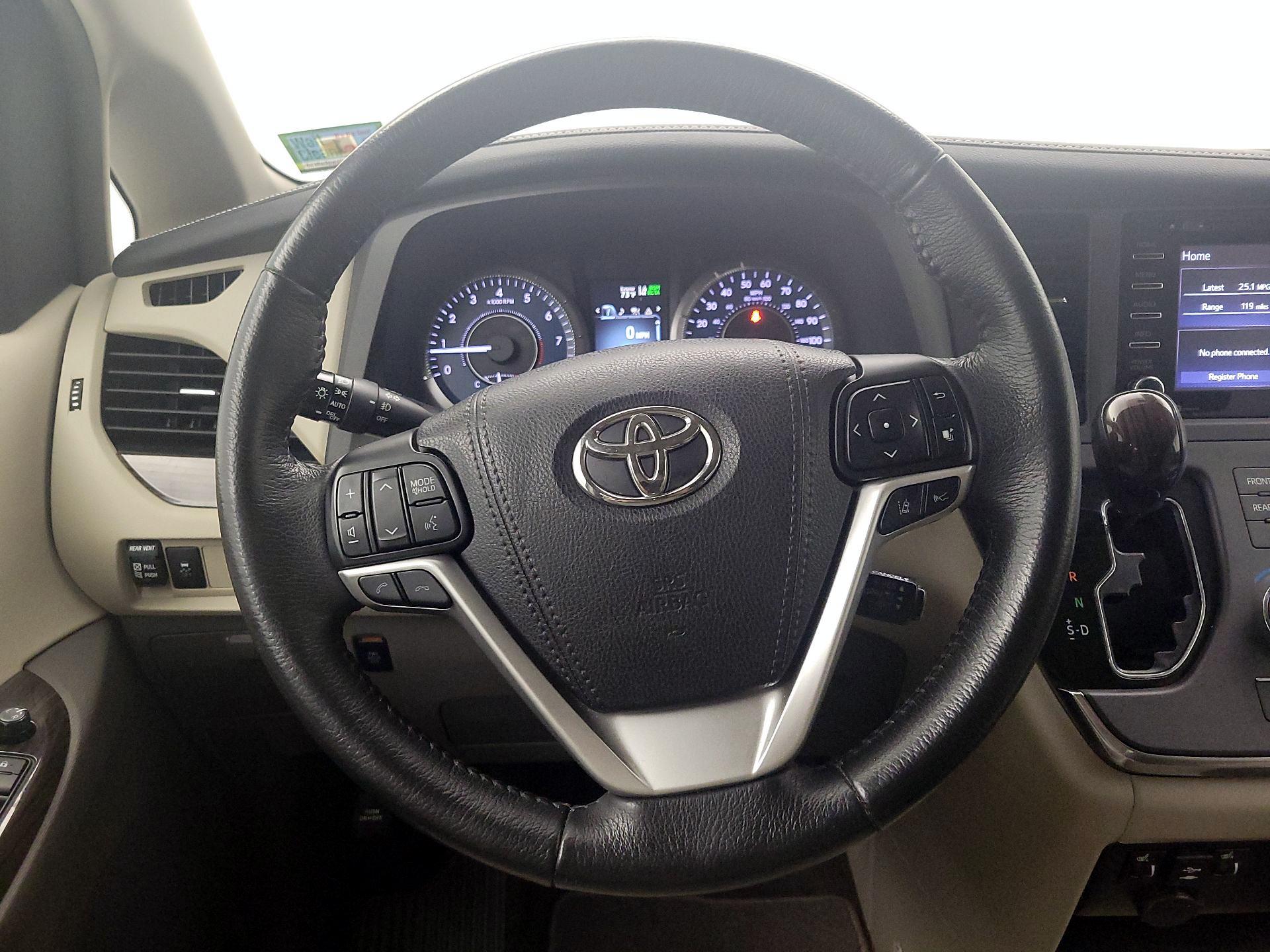 Thumbnail: 2018 Toyota Sienna - 10