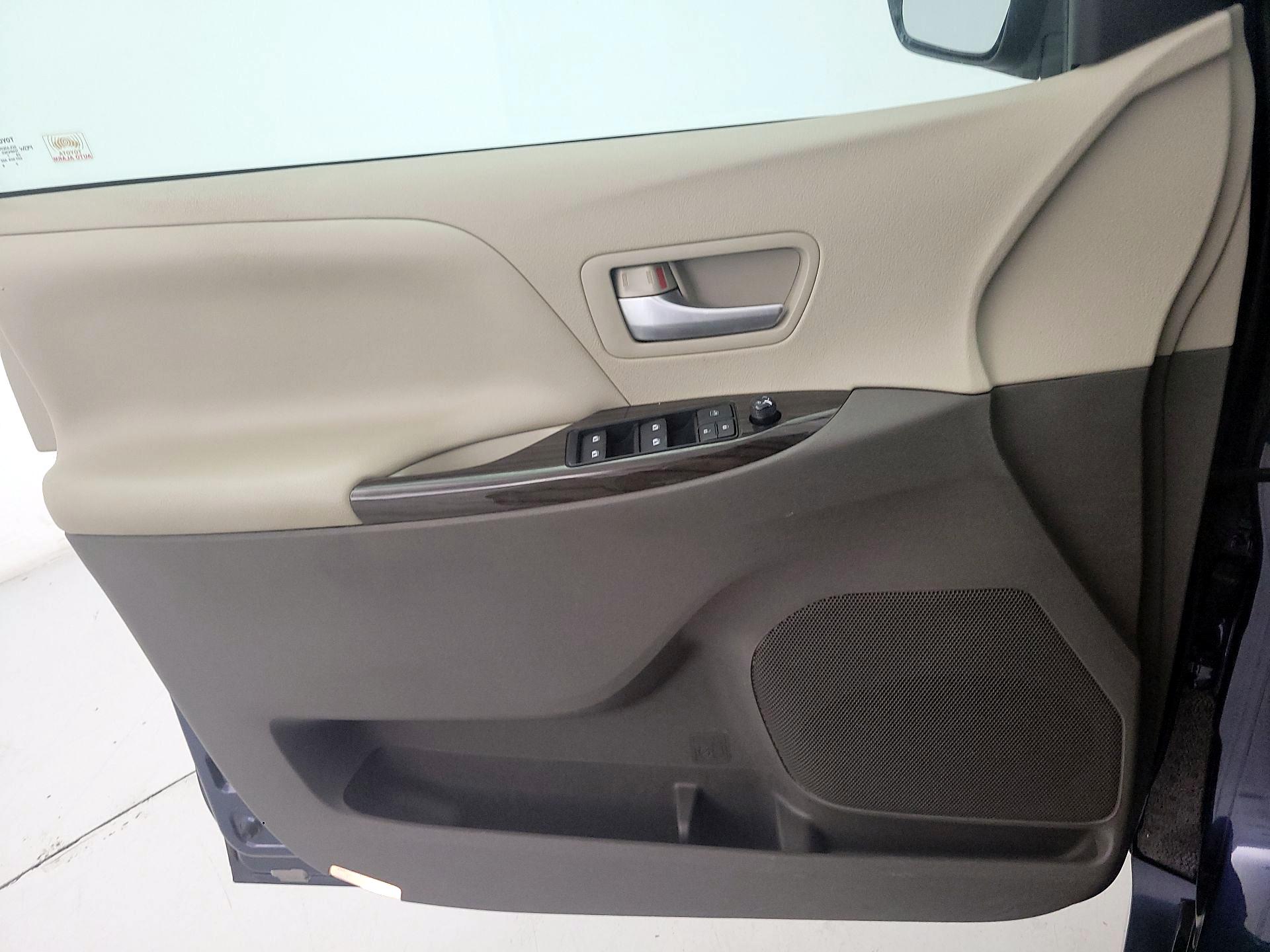 Thumbnail: 2018 Toyota Sienna - 12