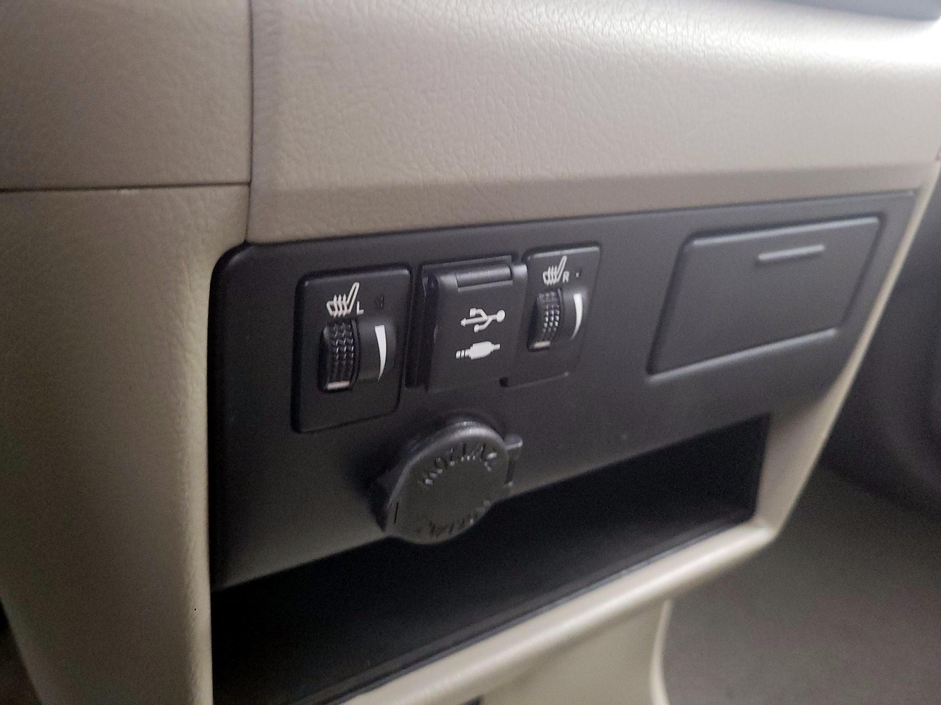 Thumbnail: 2018 Toyota Sienna - 18