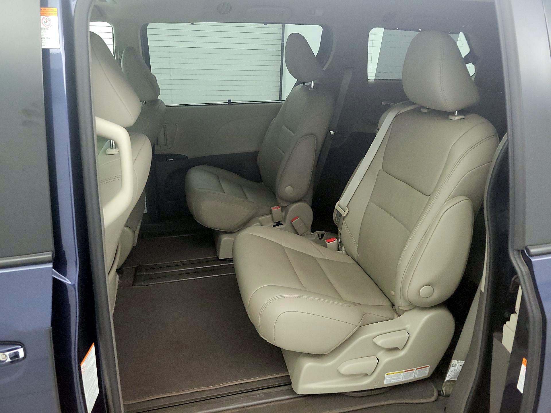 Thumbnail: 2018 Toyota Sienna - 19