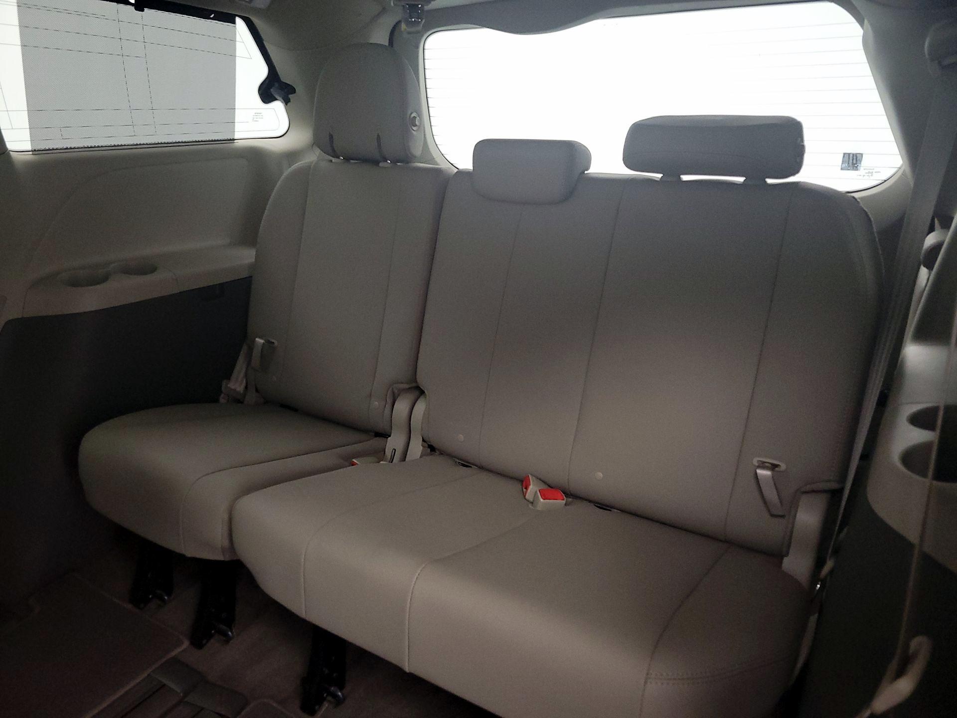 Thumbnail: 2018 Toyota Sienna - 20