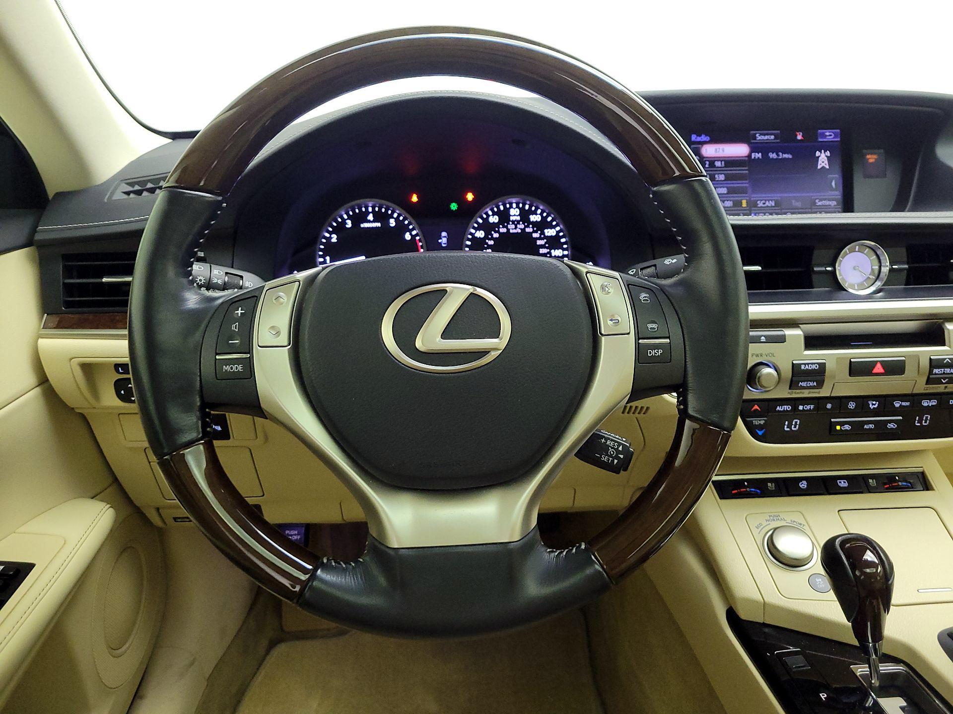 Thumbnail: 2015 Lexus ES - 10
