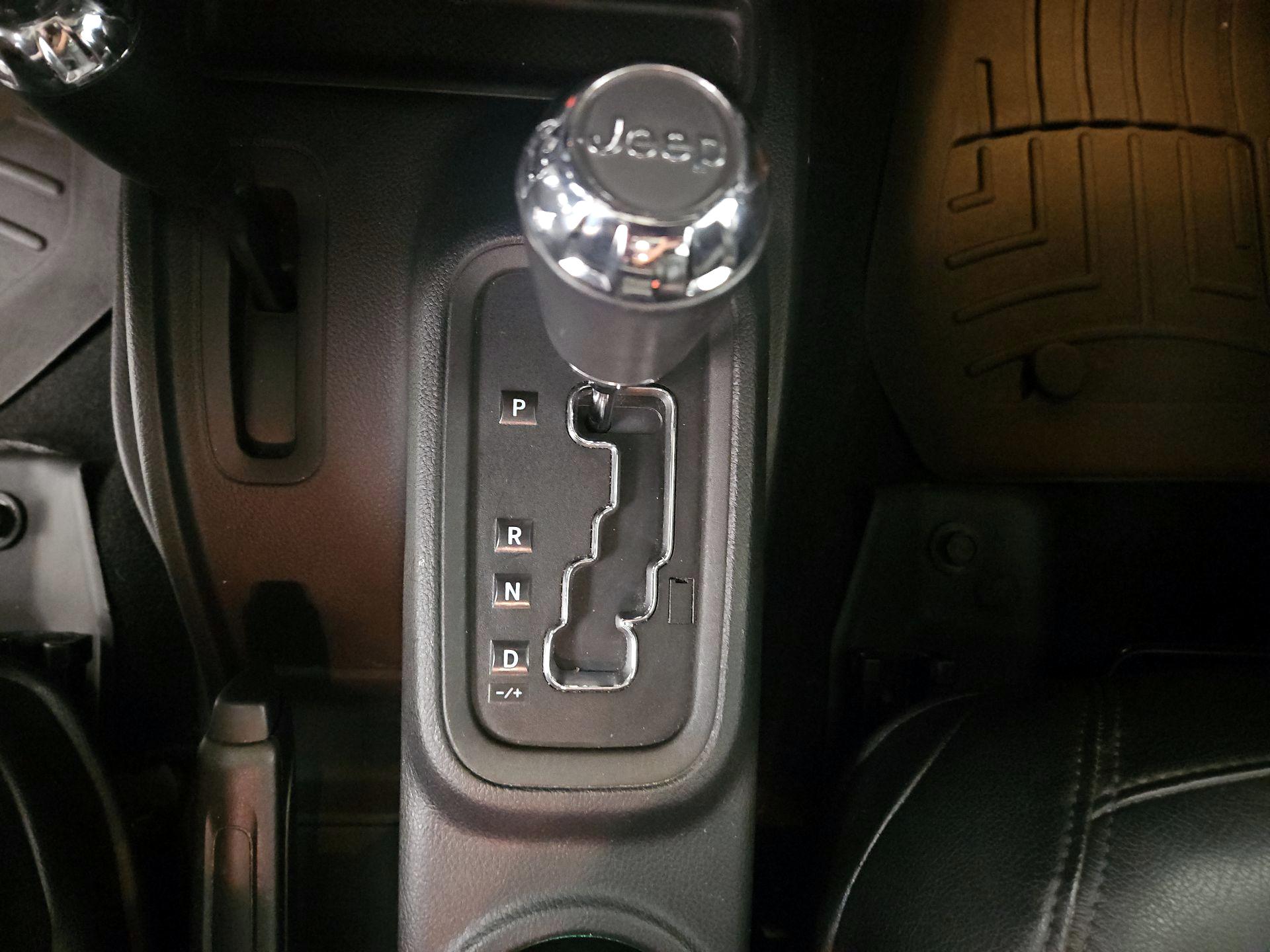 Thumbnail: 2015 Jeep Wrangler - 15