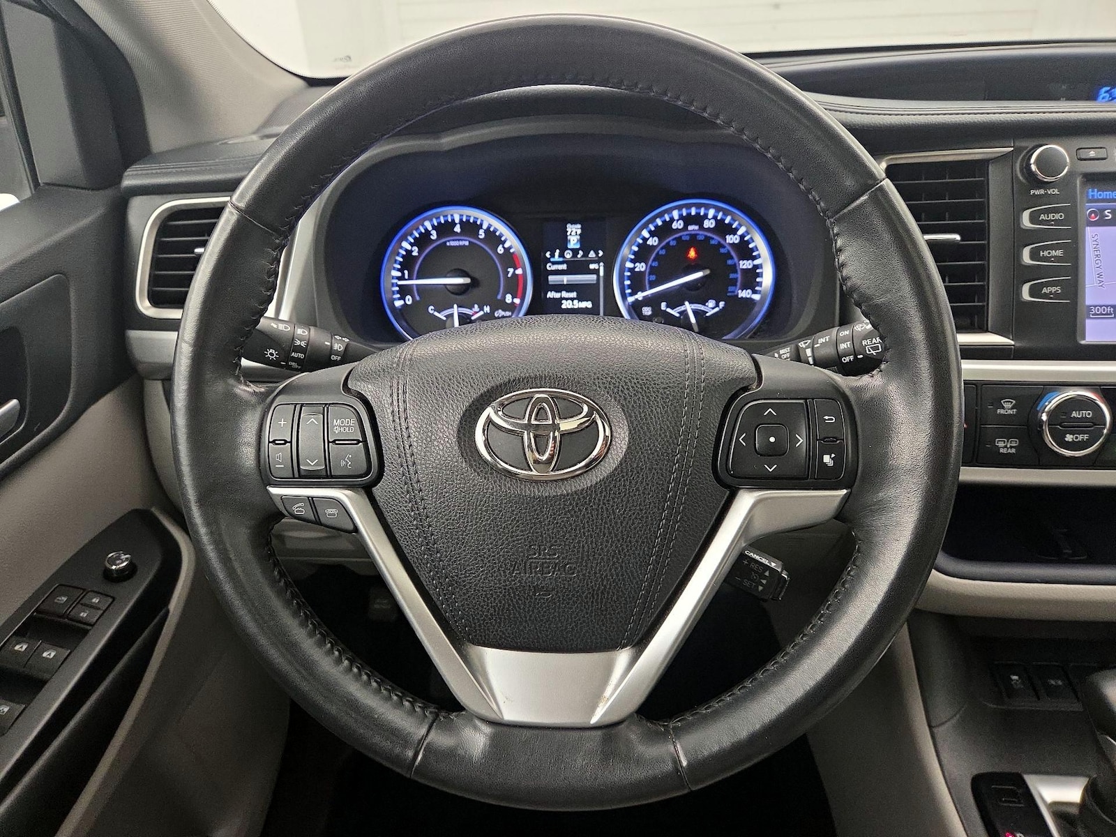 2015 Toyota Highlander XLE - Photo 11