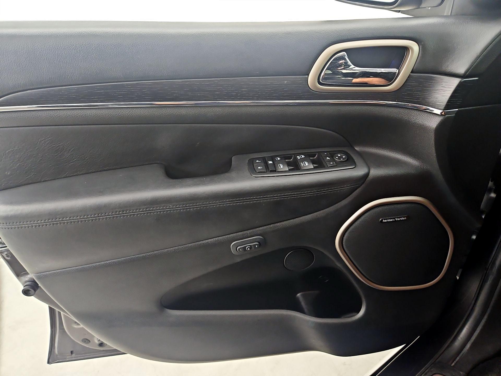 Thumbnail: 2015 Jeep Grand Cherokee - 12