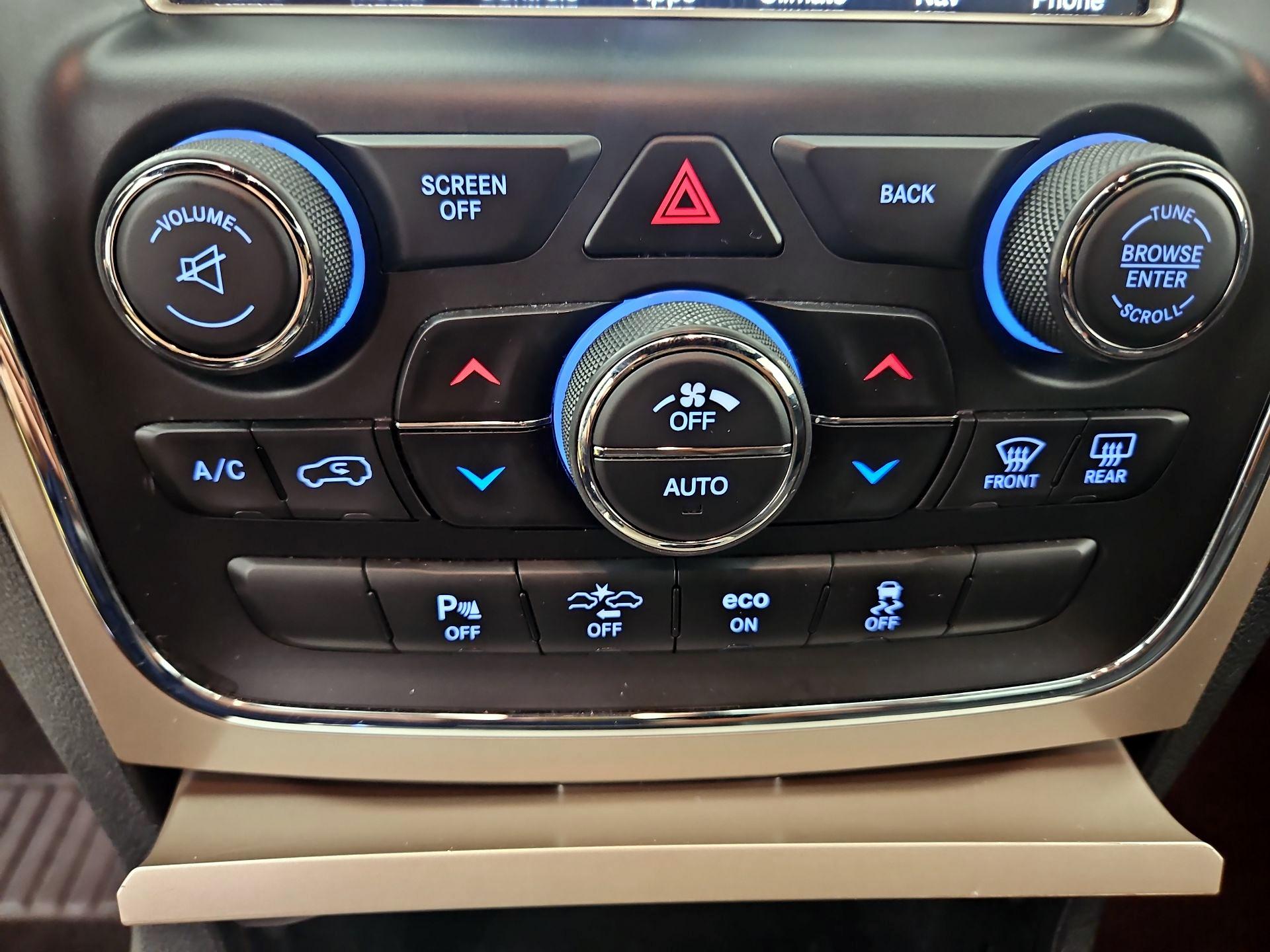 Thumbnail: 2015 Jeep Grand Cherokee - 17