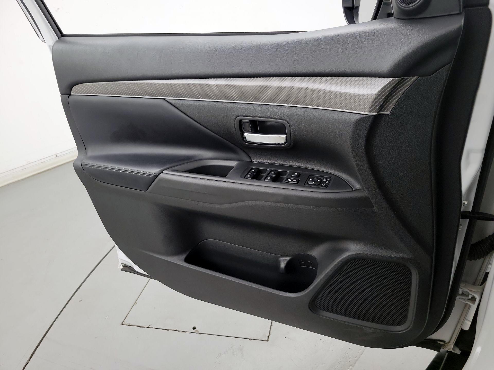 Thumbnail: 2019 Mitsubishi Outlander - 10