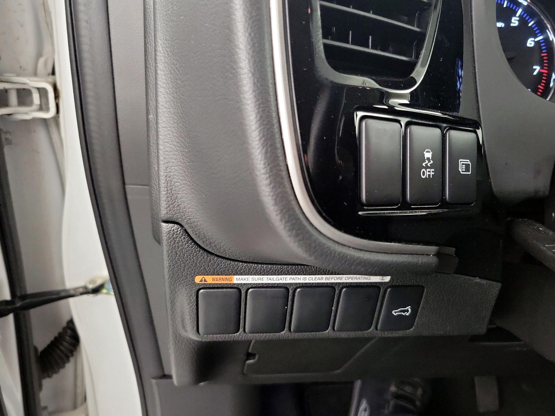 Thumbnail: 2019 Mitsubishi Outlander - 11