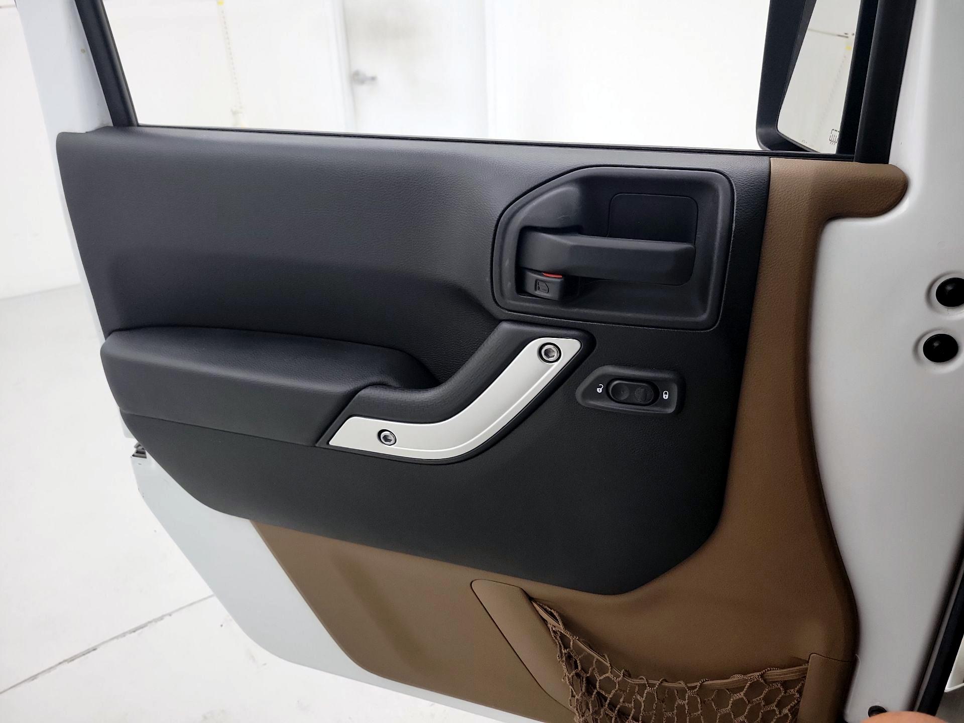 Thumbnail: 2015 Jeep Wrangler - 12