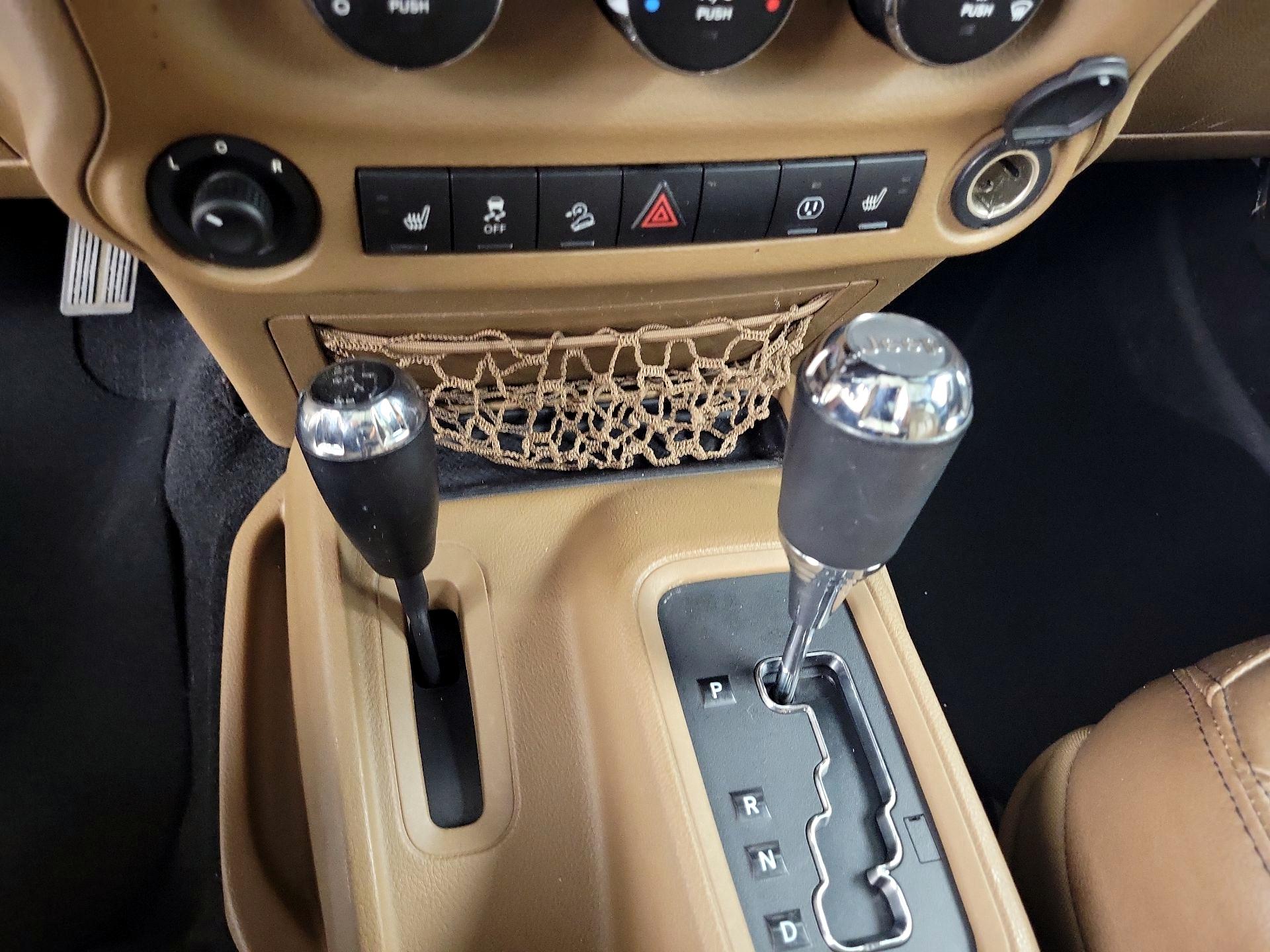 Thumbnail: 2015 Jeep Wrangler - 16