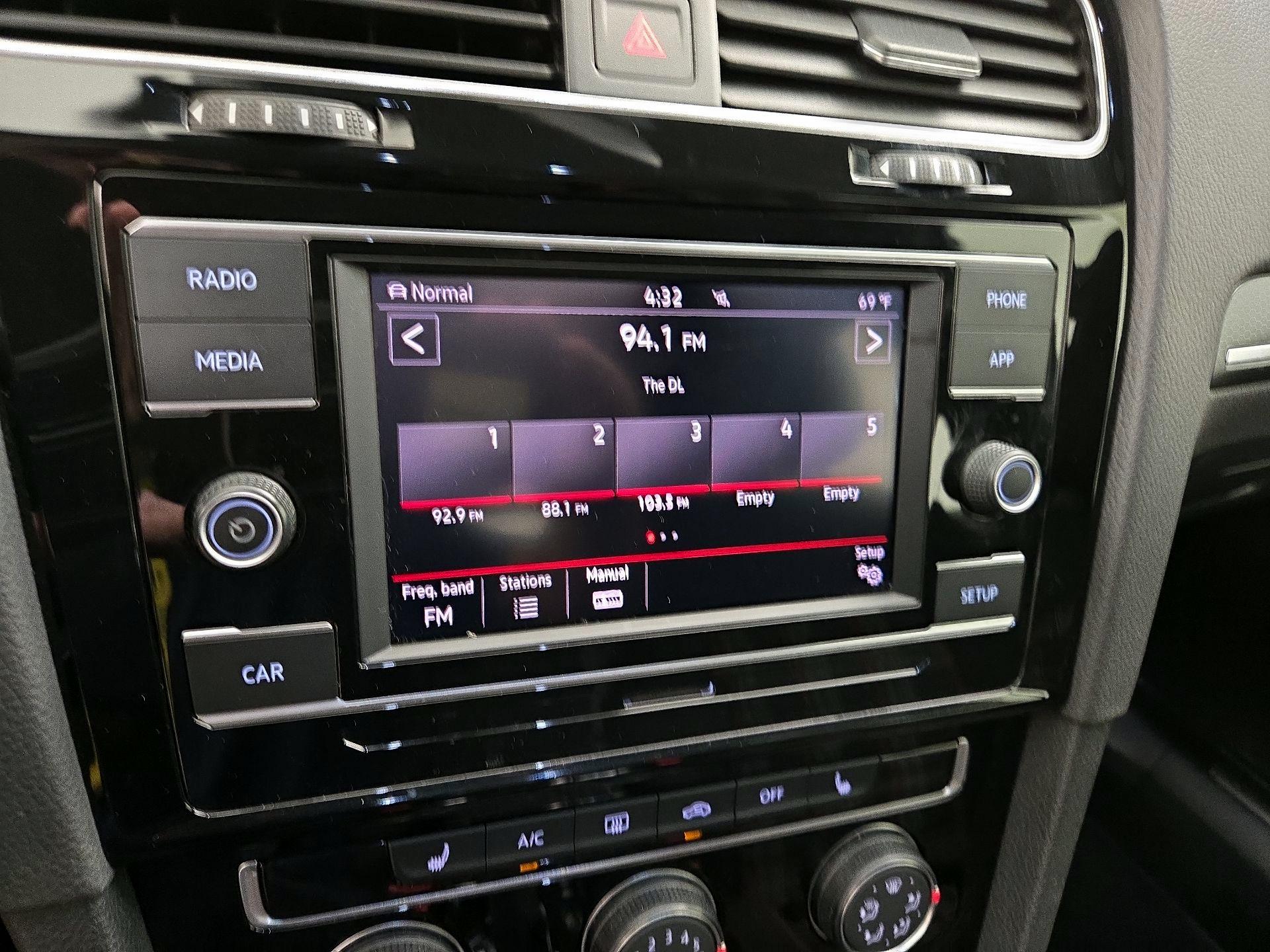 Thumbnail: 2019 Volkswagen Golf - 15