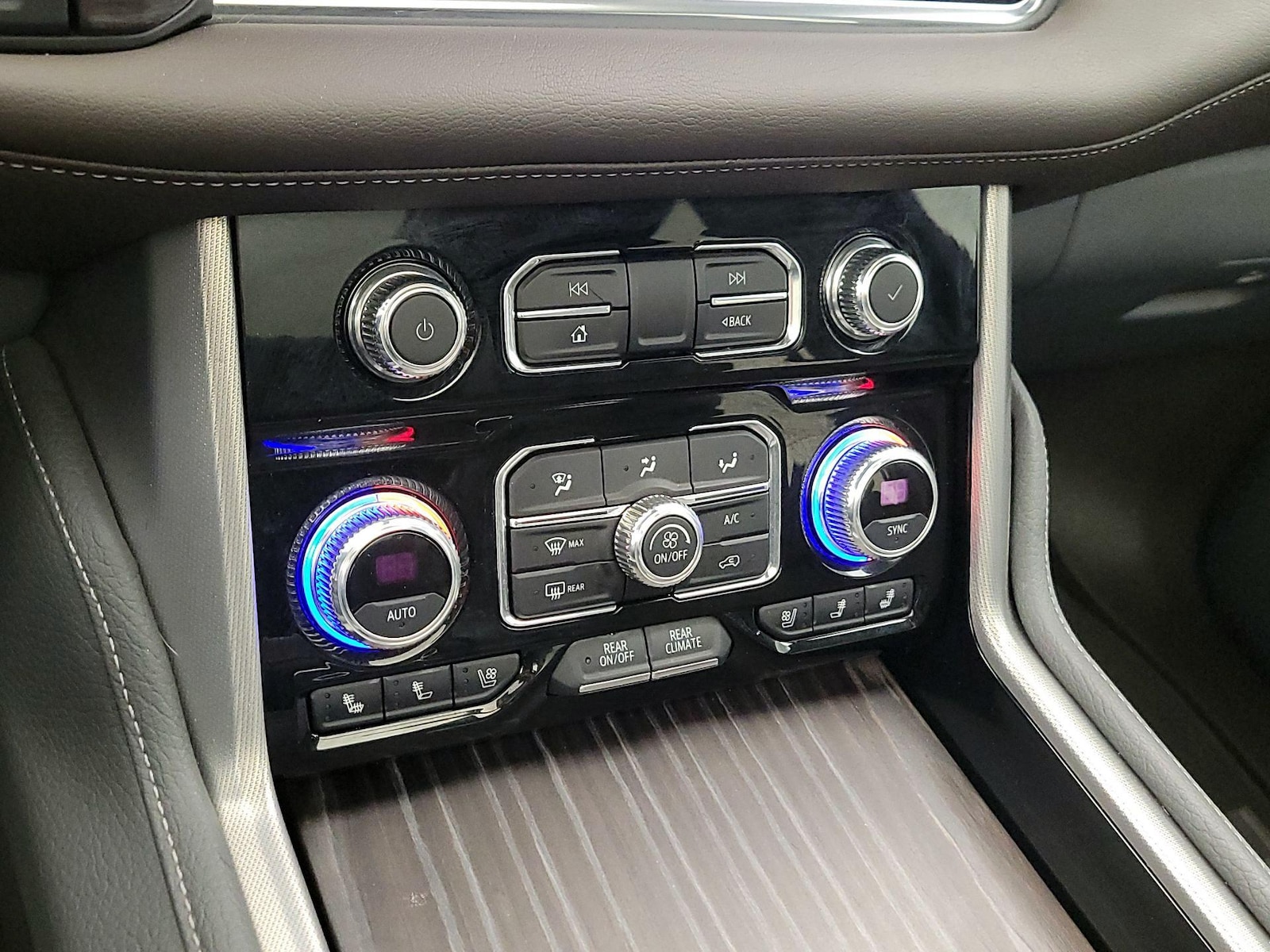 2021 GMC Yukon Denali - Photo 18