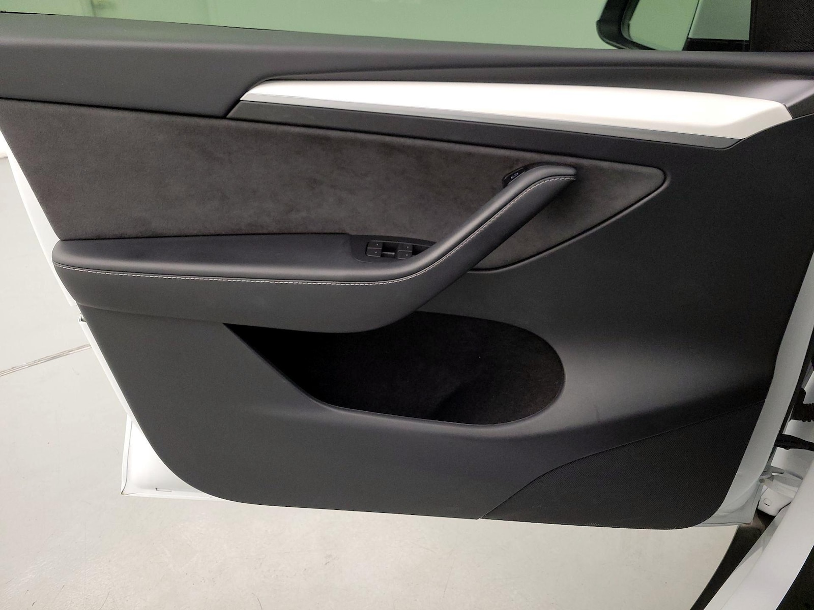 2025 Tesla Model Y Long Range - Photo 13