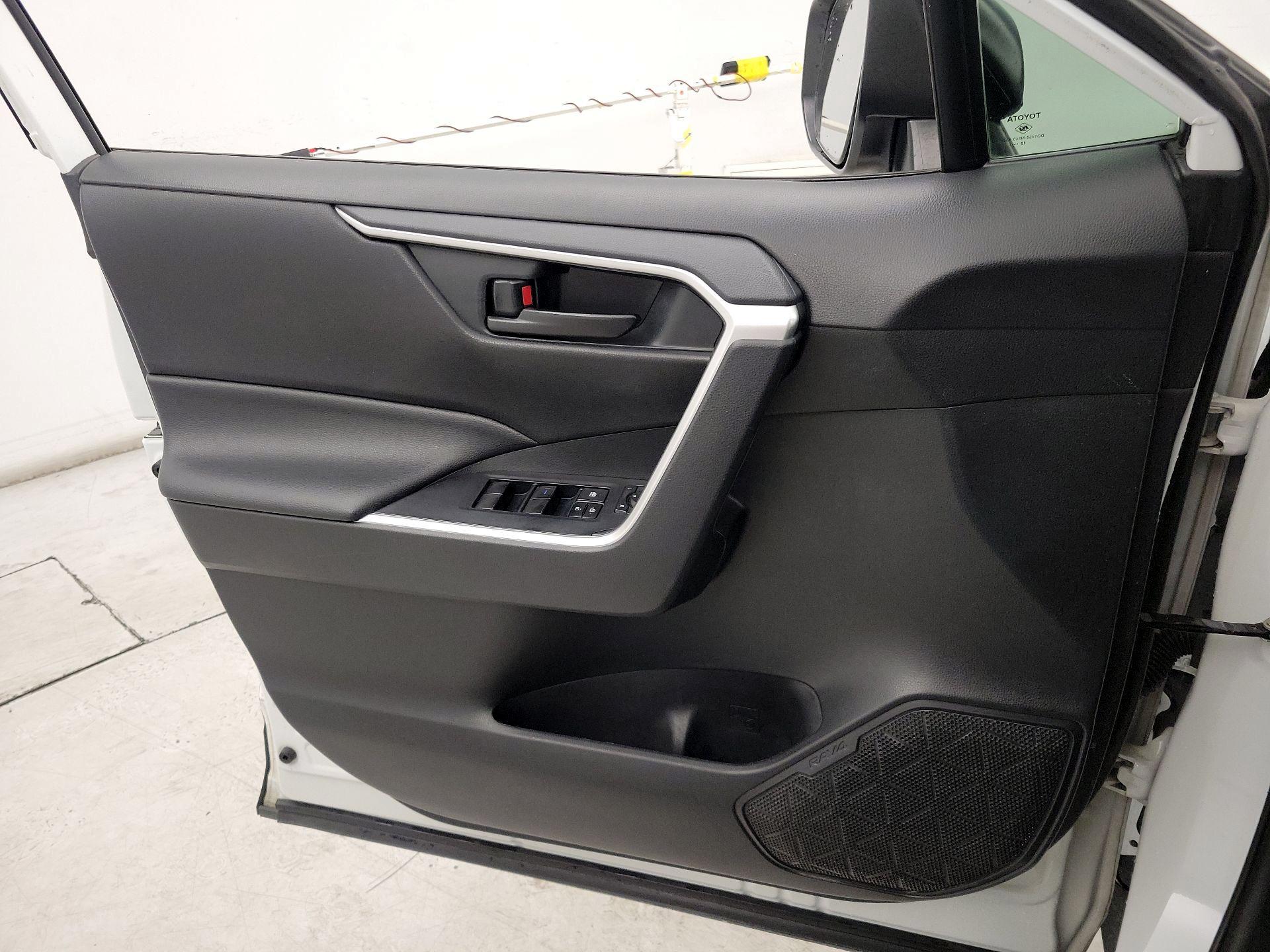 Thumbnail: 2020 Toyota RAV4 - 12