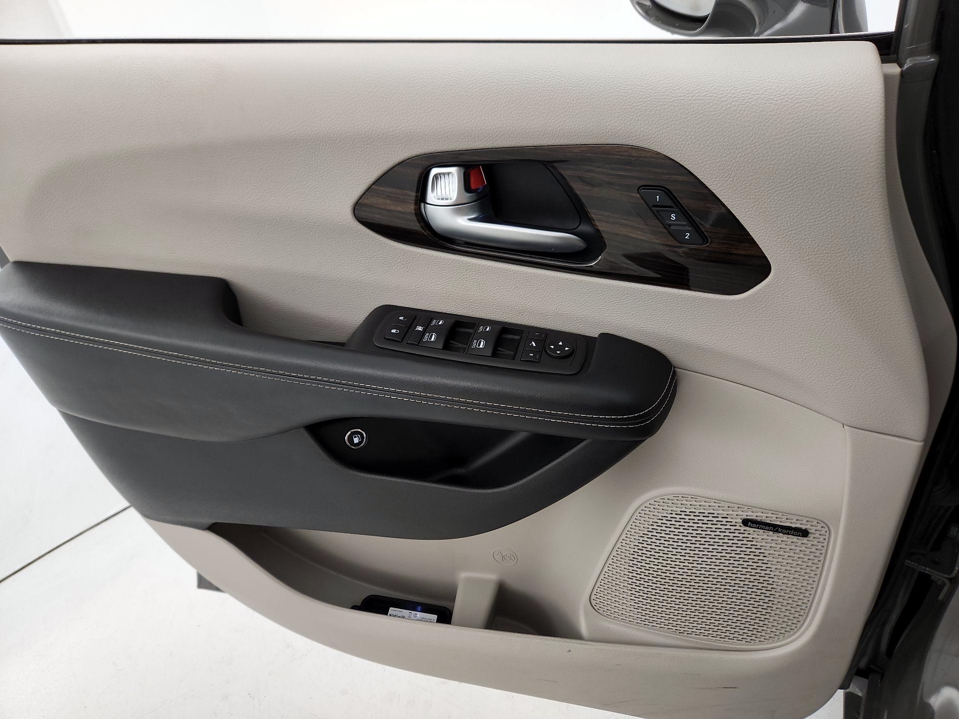 Thumbnail: 2021 Chrysler Pacifica - 12
