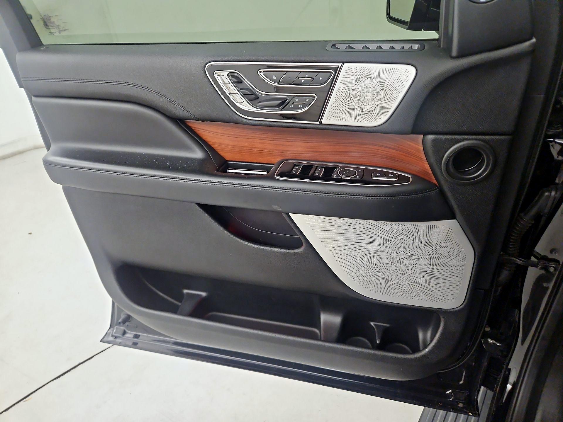 Thumbnail: 2020 Lincoln Navigator - 12