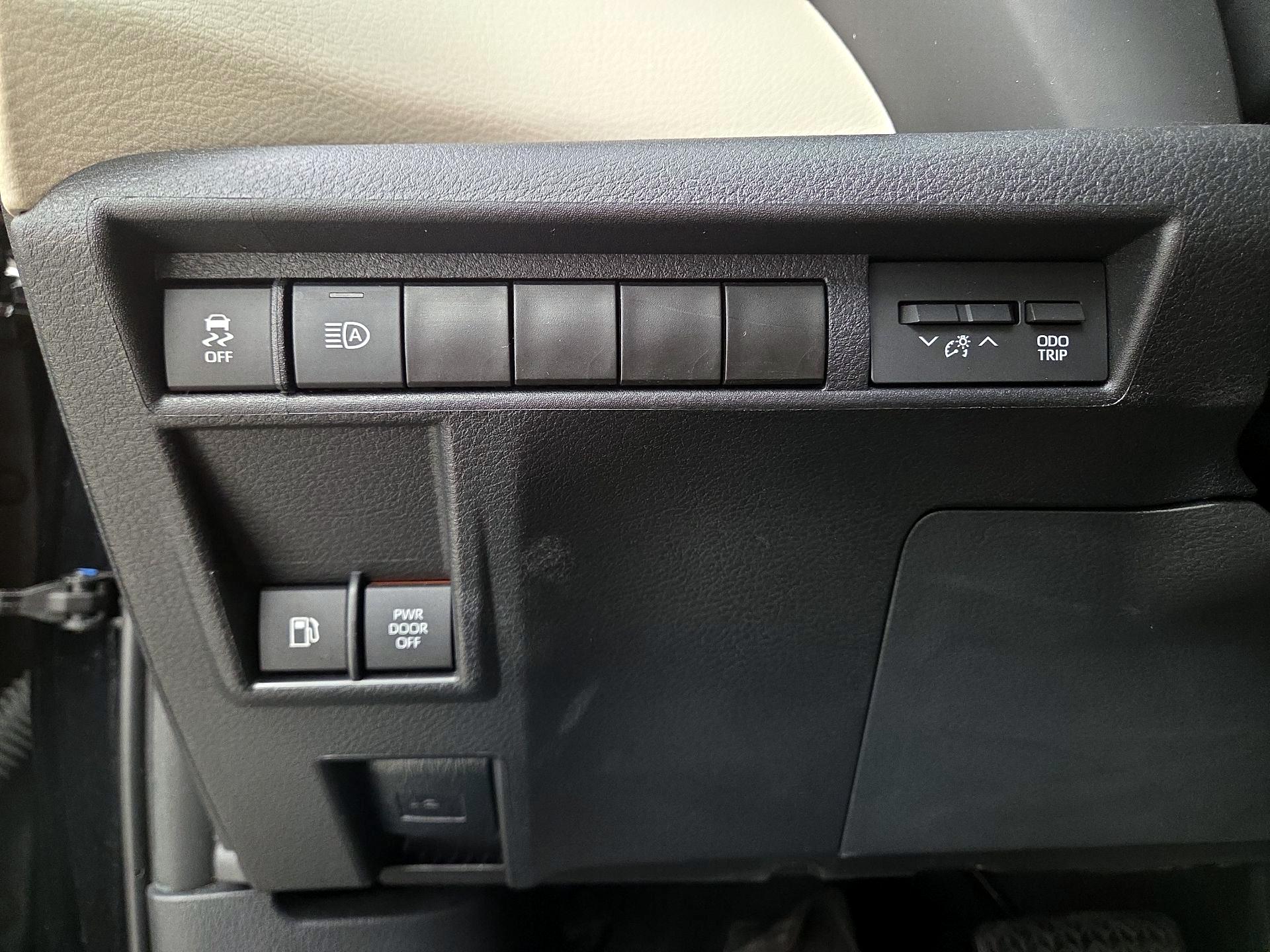 Thumbnail: 2023 Toyota Sienna - 13