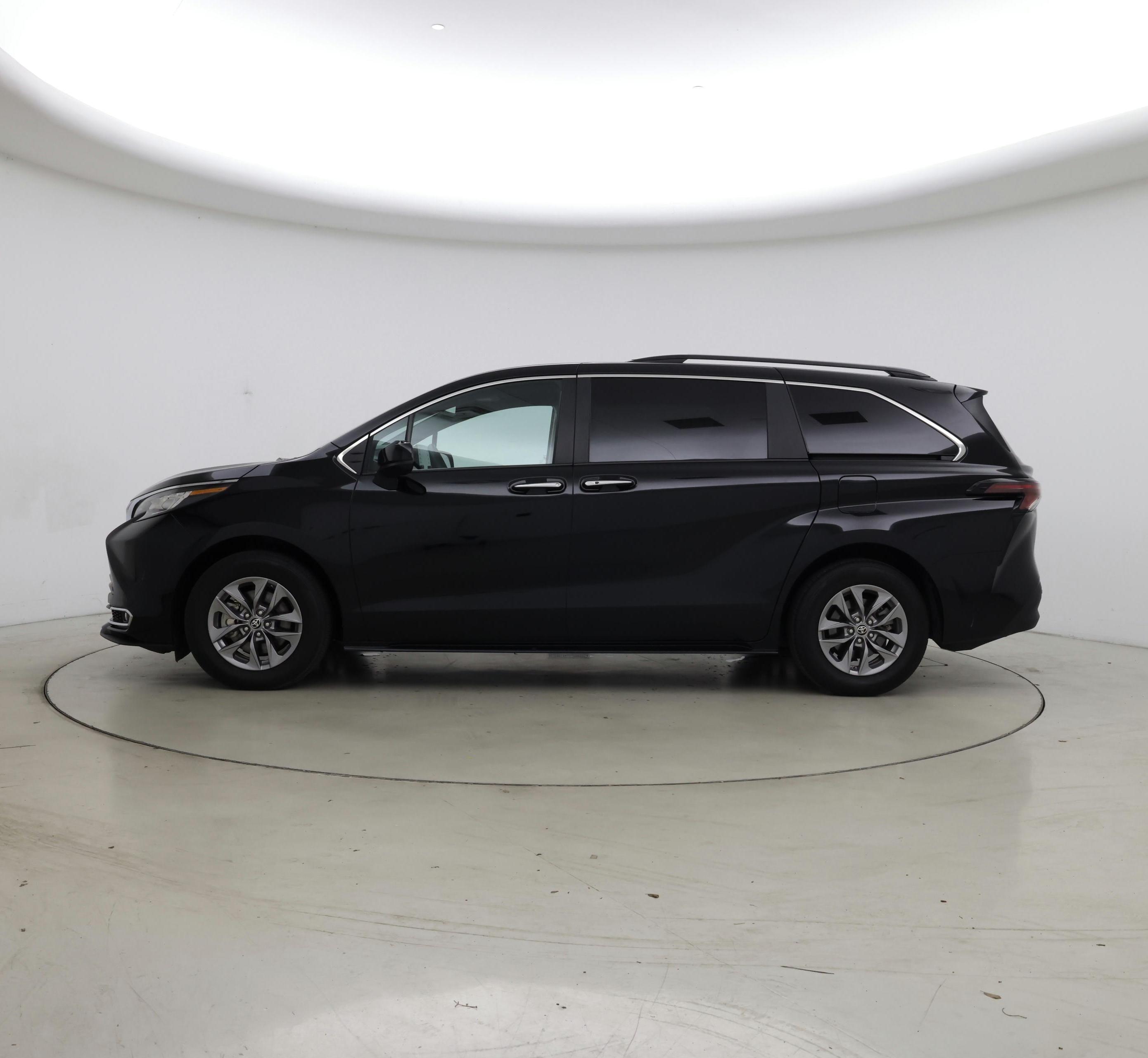 Thumbnail: 2023 Toyota Sienna - 3
