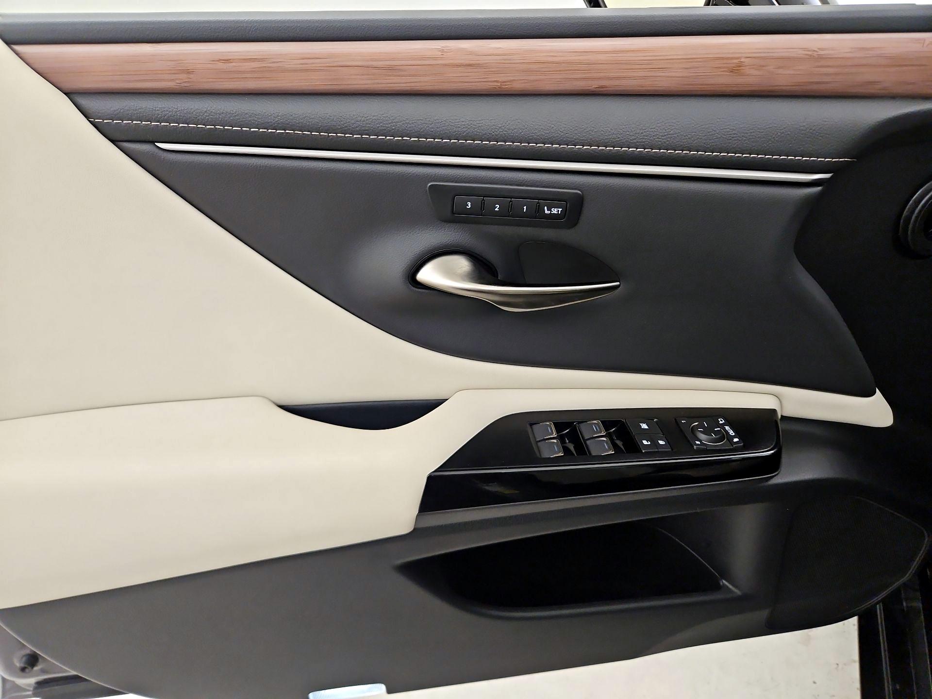 Thumbnail: 2025 Lexus ES - 12