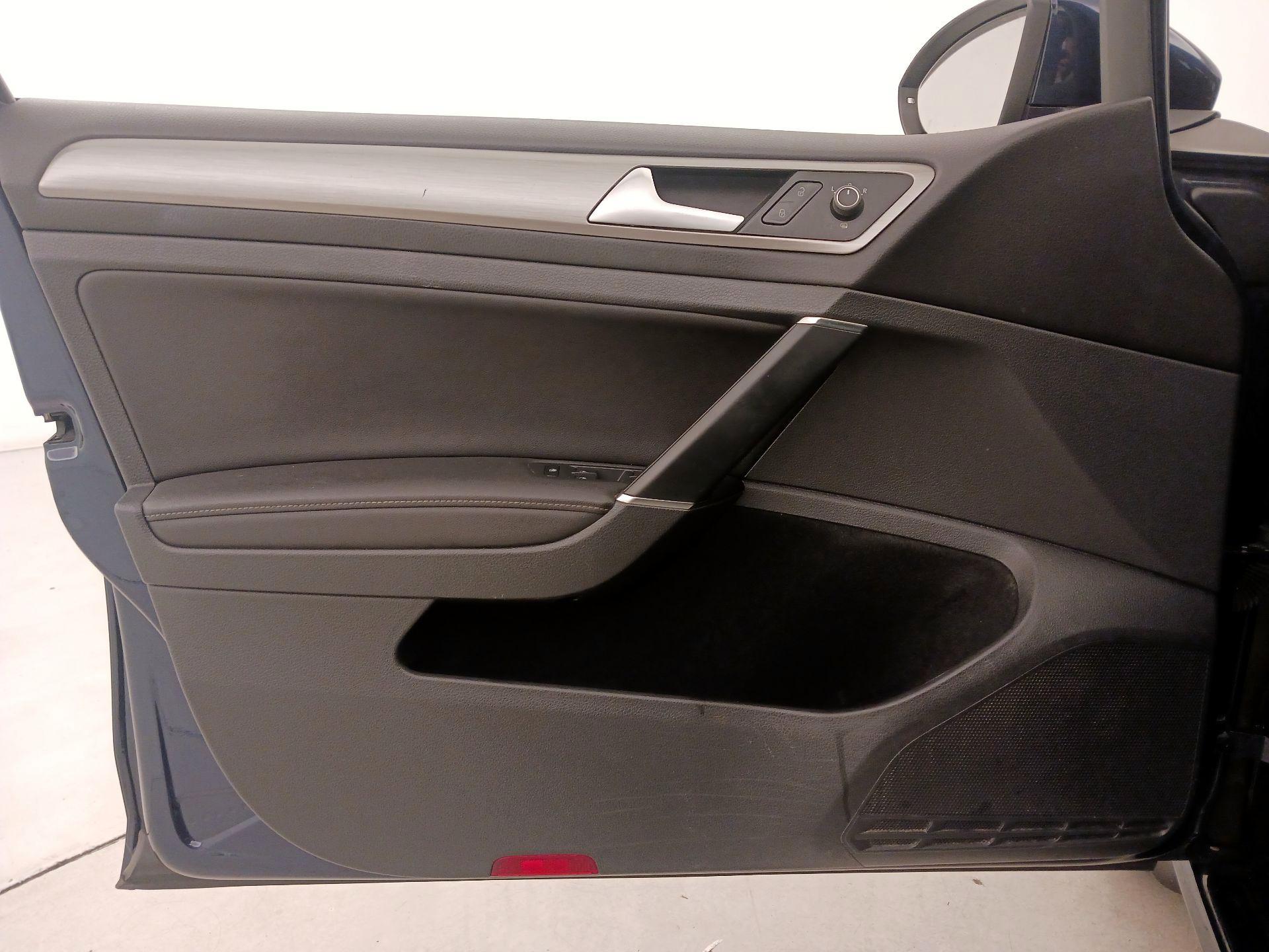 Thumbnail: 2016 Volkswagen Golf - 12