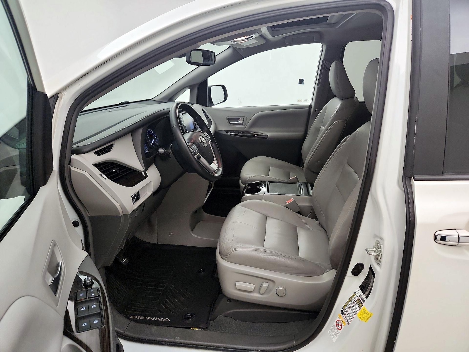 2019 Toyota Sienna XLE - Photo 10
