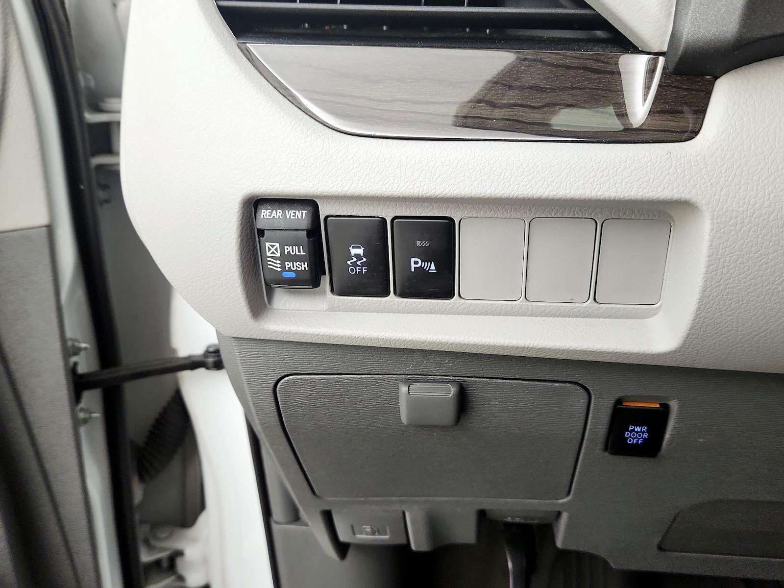 2019 Toyota Sienna XLE - Photo 12
