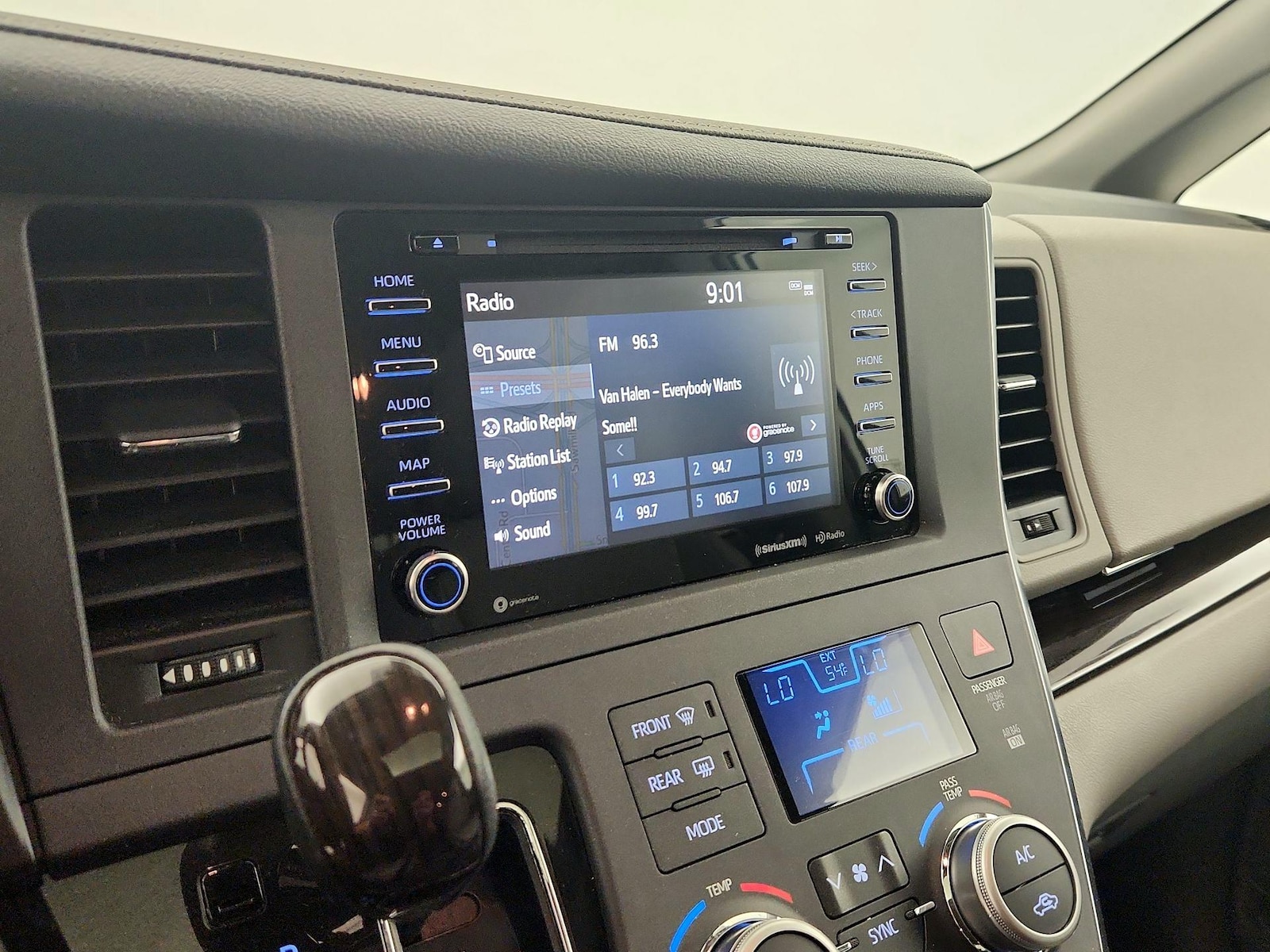 2019 Toyota Sienna XLE - Photo 15