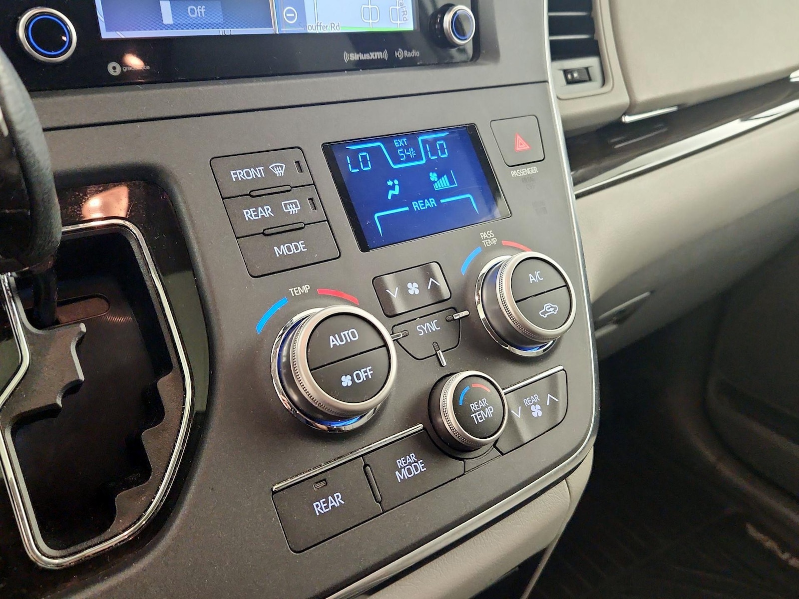2019 Toyota Sienna XLE - Photo 16