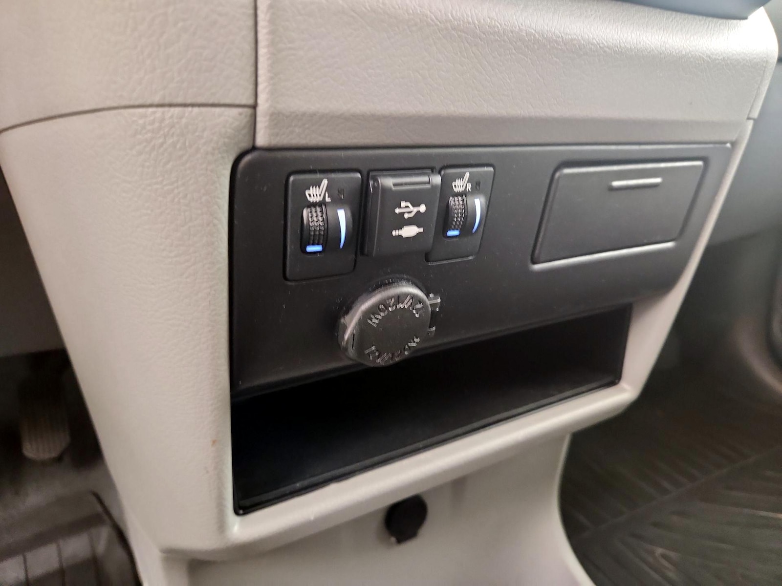 2019 Toyota Sienna XLE - Photo 18