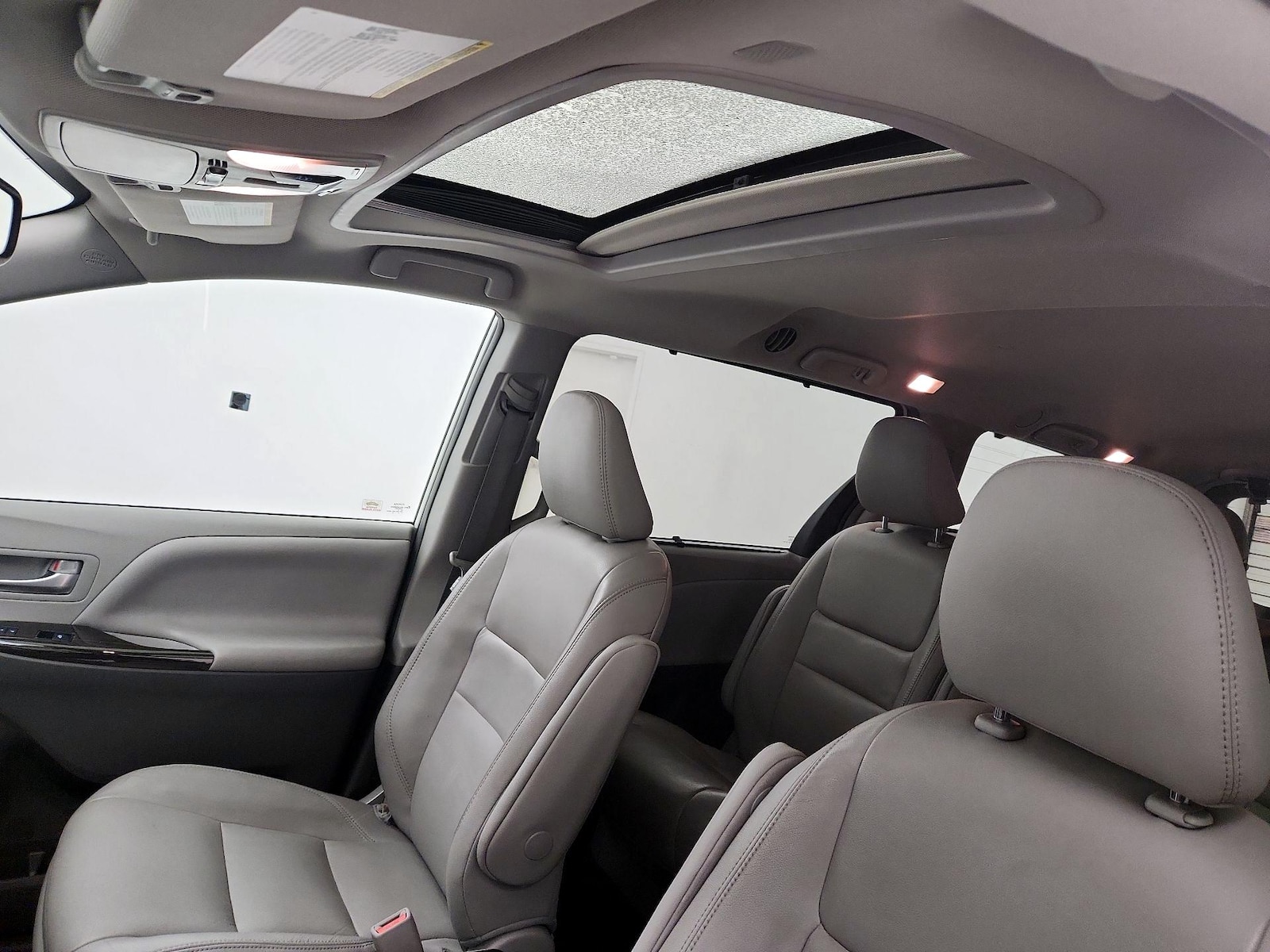 2019 Toyota Sienna XLE - Photo 19