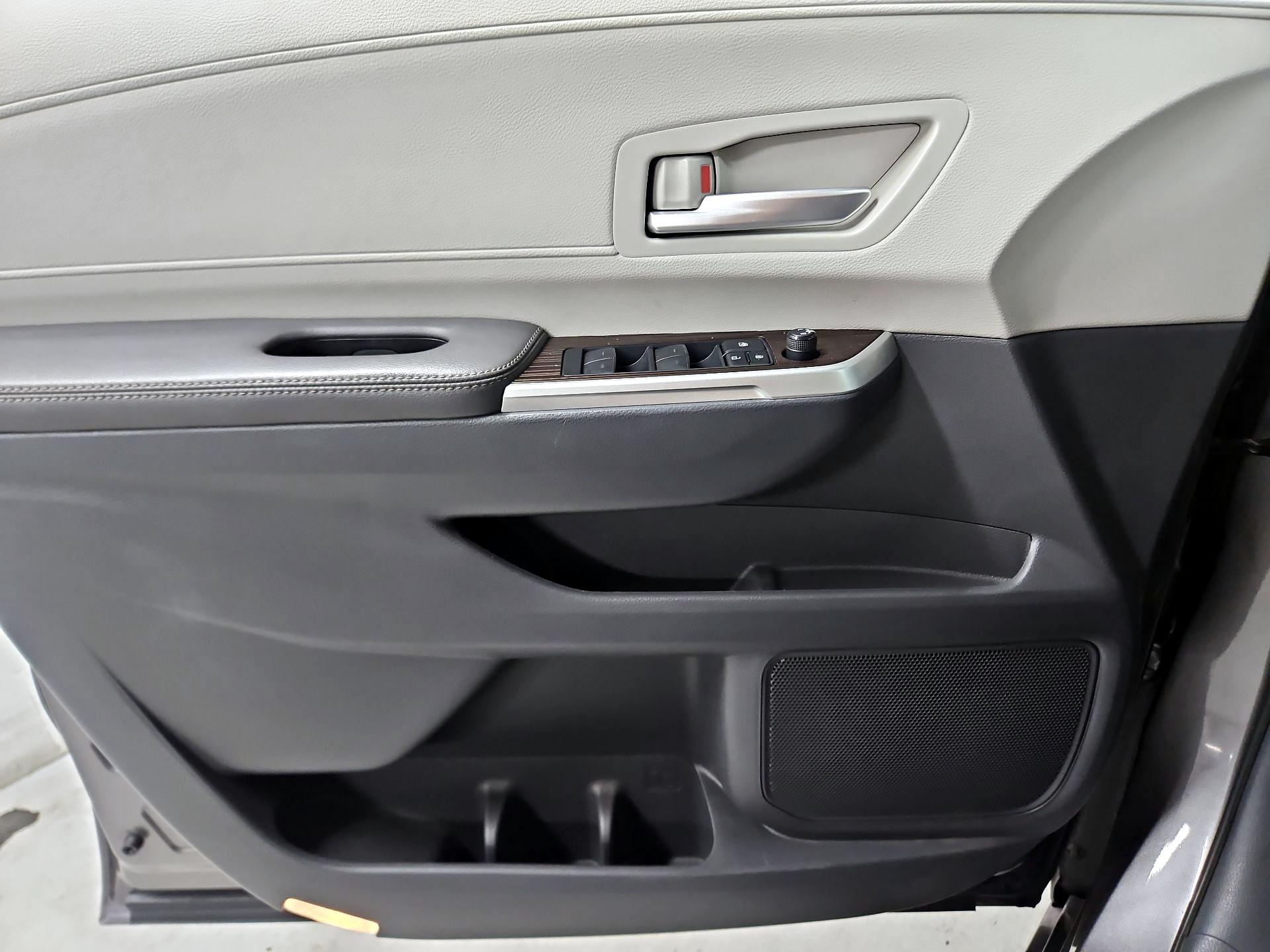 Thumbnail: 2023 Toyota Sienna - 12
