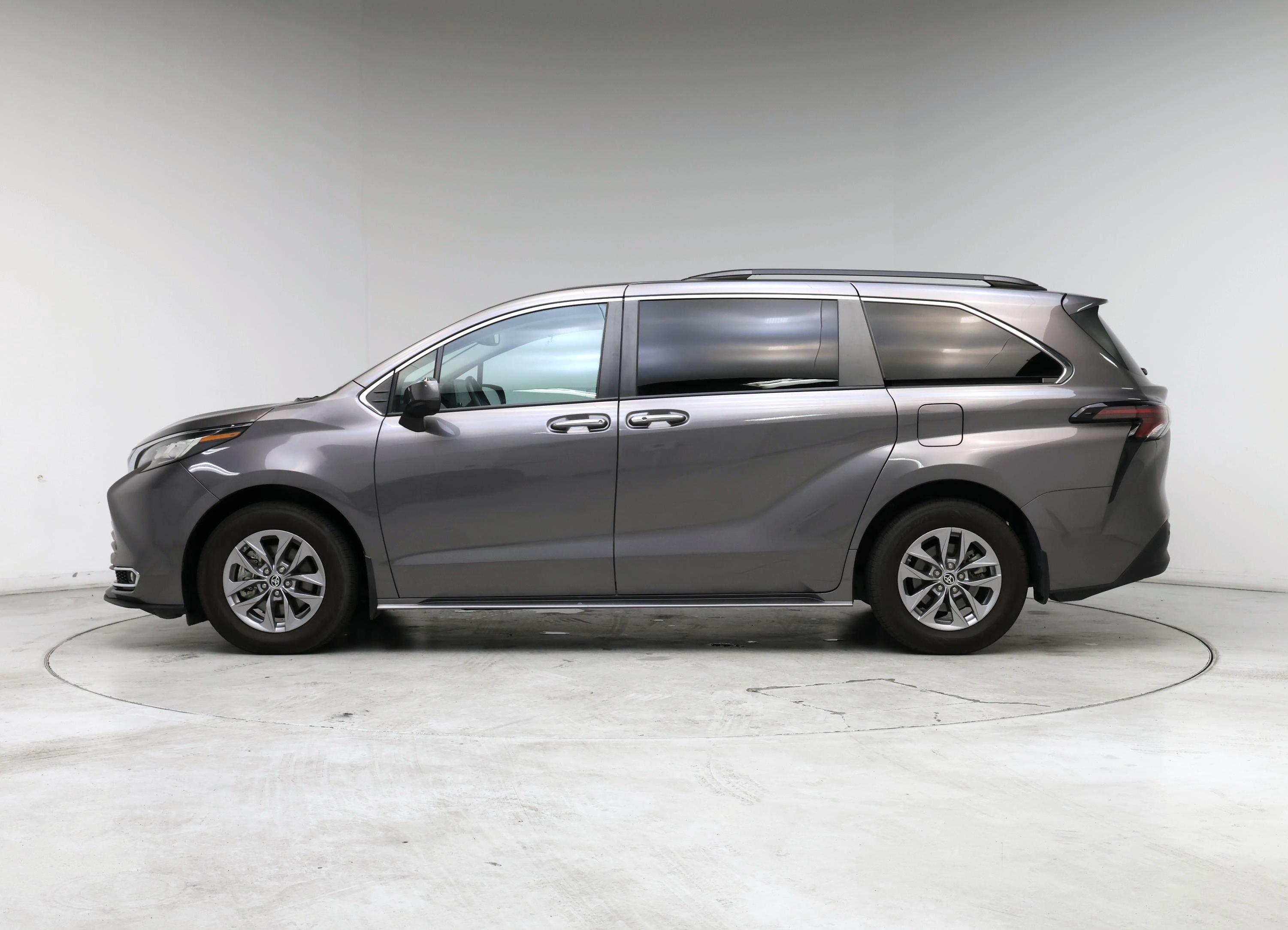 Thumbnail: 2023 Toyota Sienna - 3