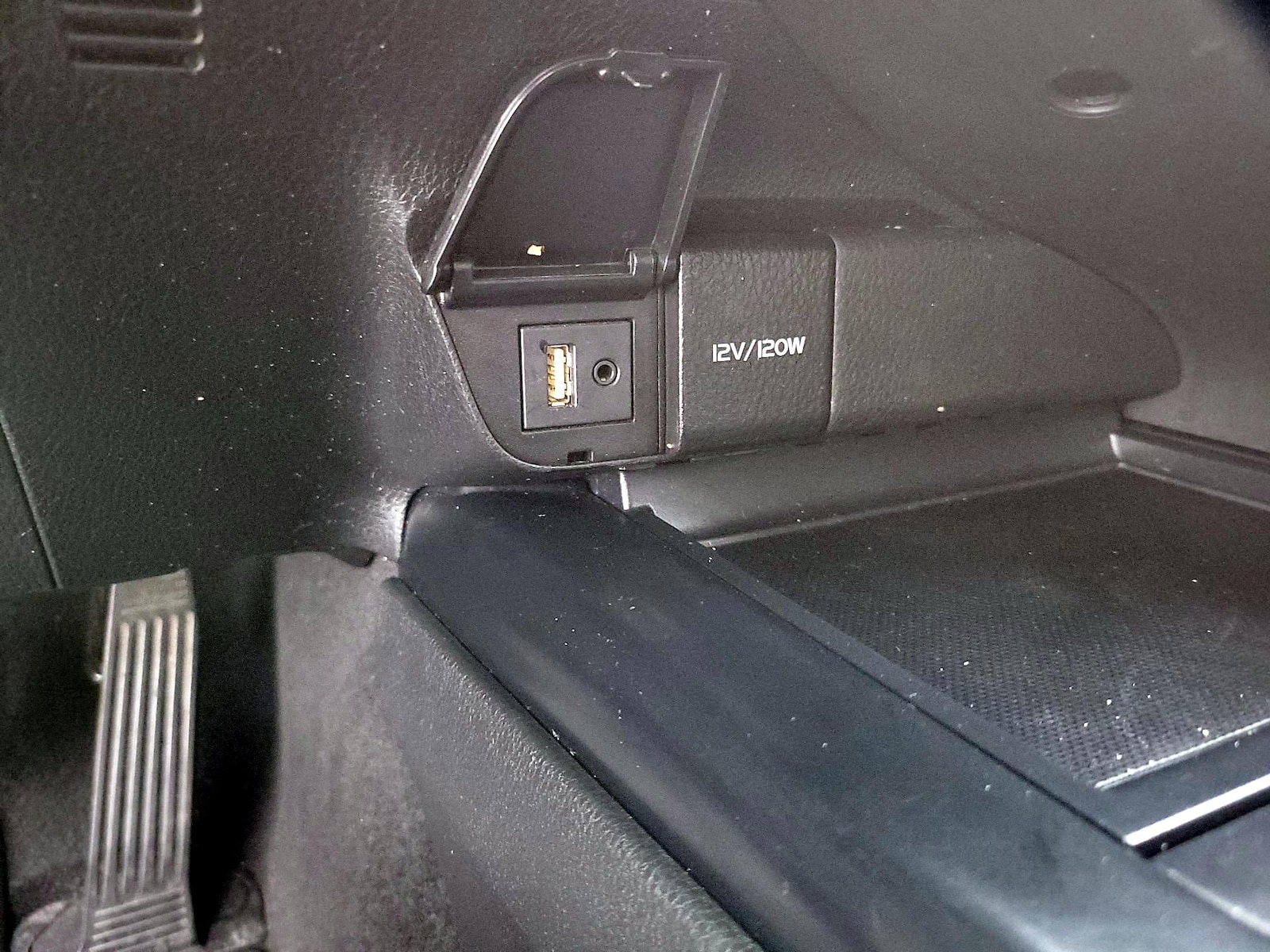 2019 Toyota Camry SE - Photo 19