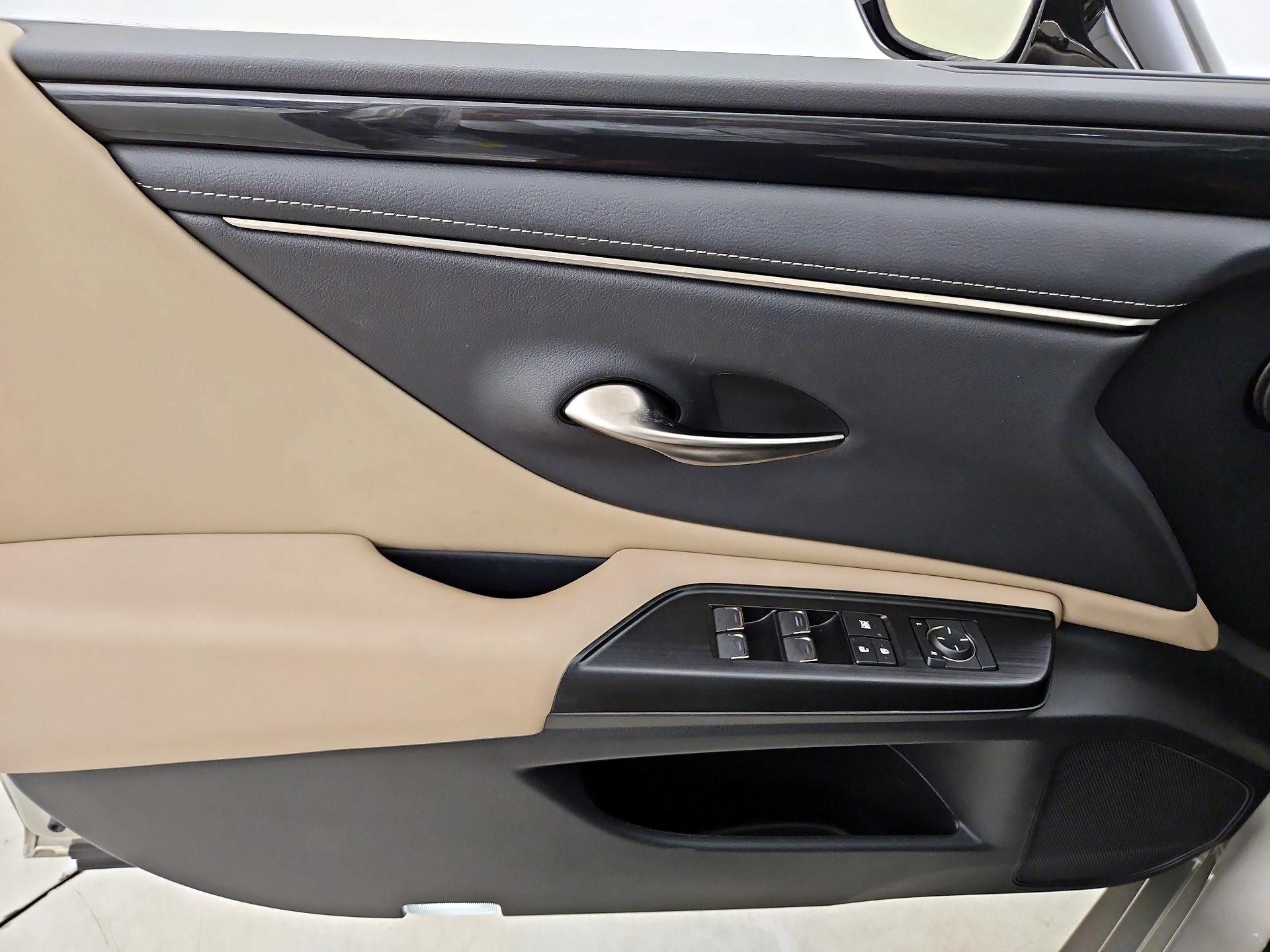 Thumbnail: 2021 Lexus ES - 12
