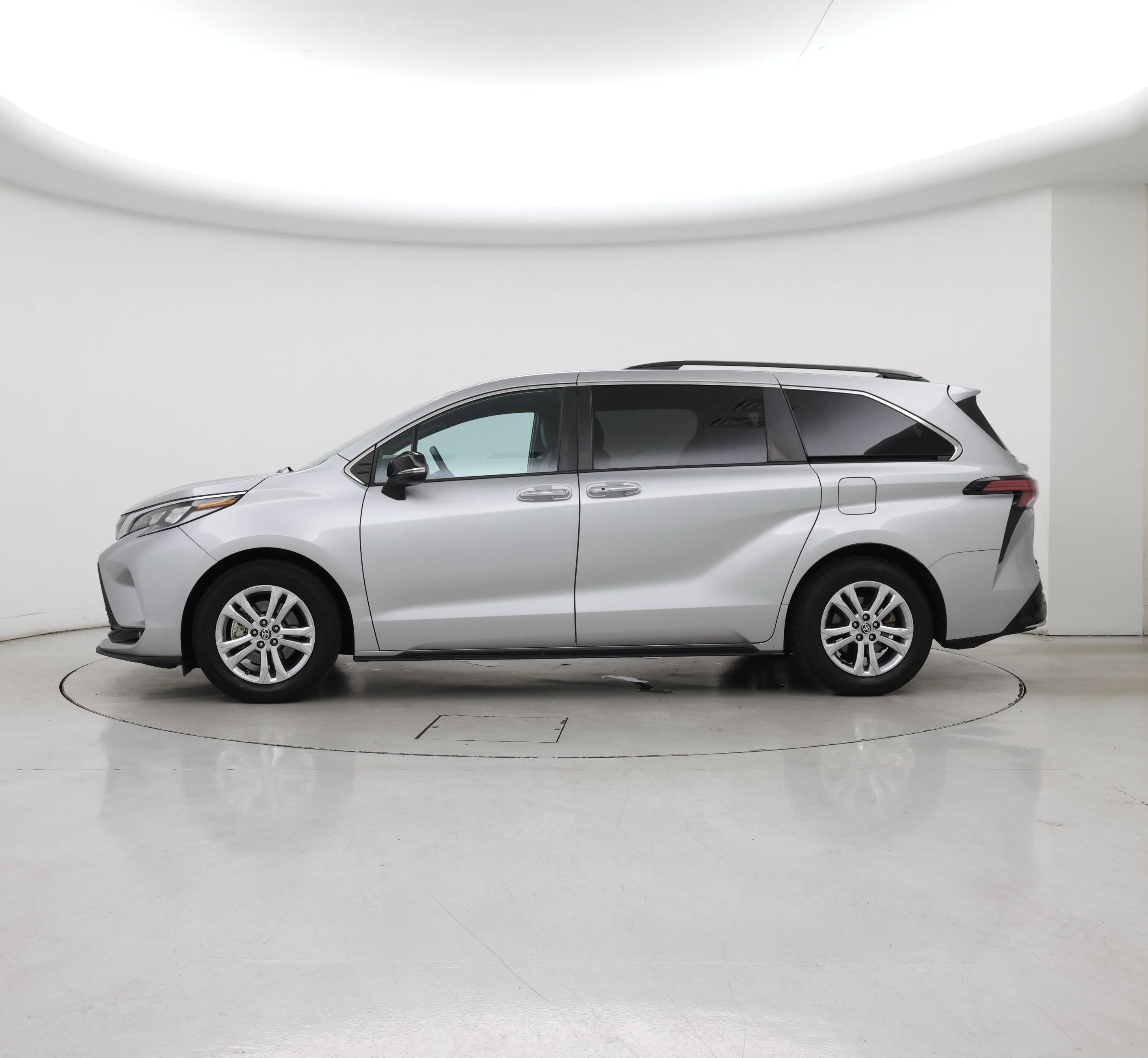 Thumbnail: 2023 Toyota Sienna - 3