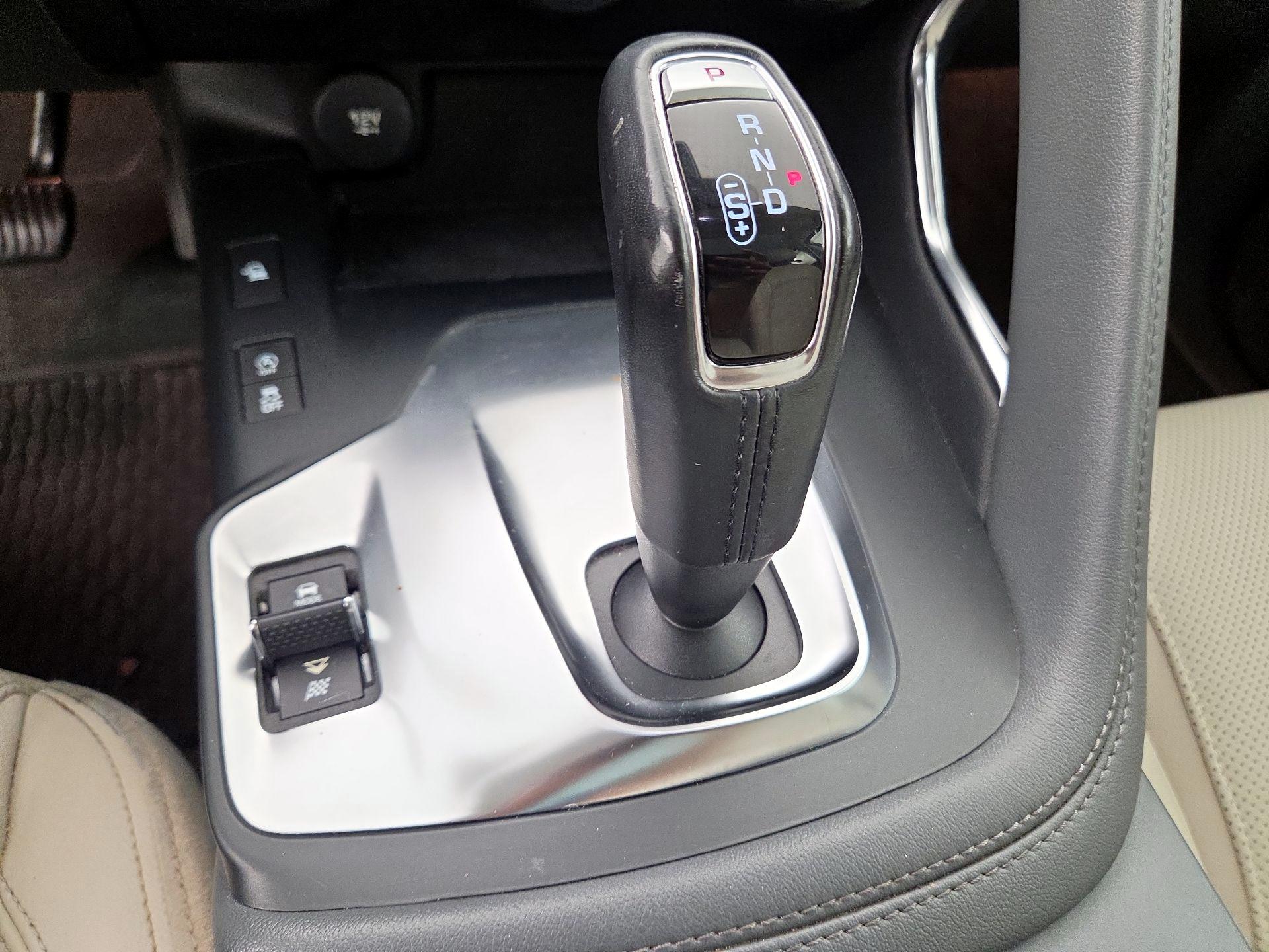 Thumbnail: 2019 Jaguar E-Pace - 18