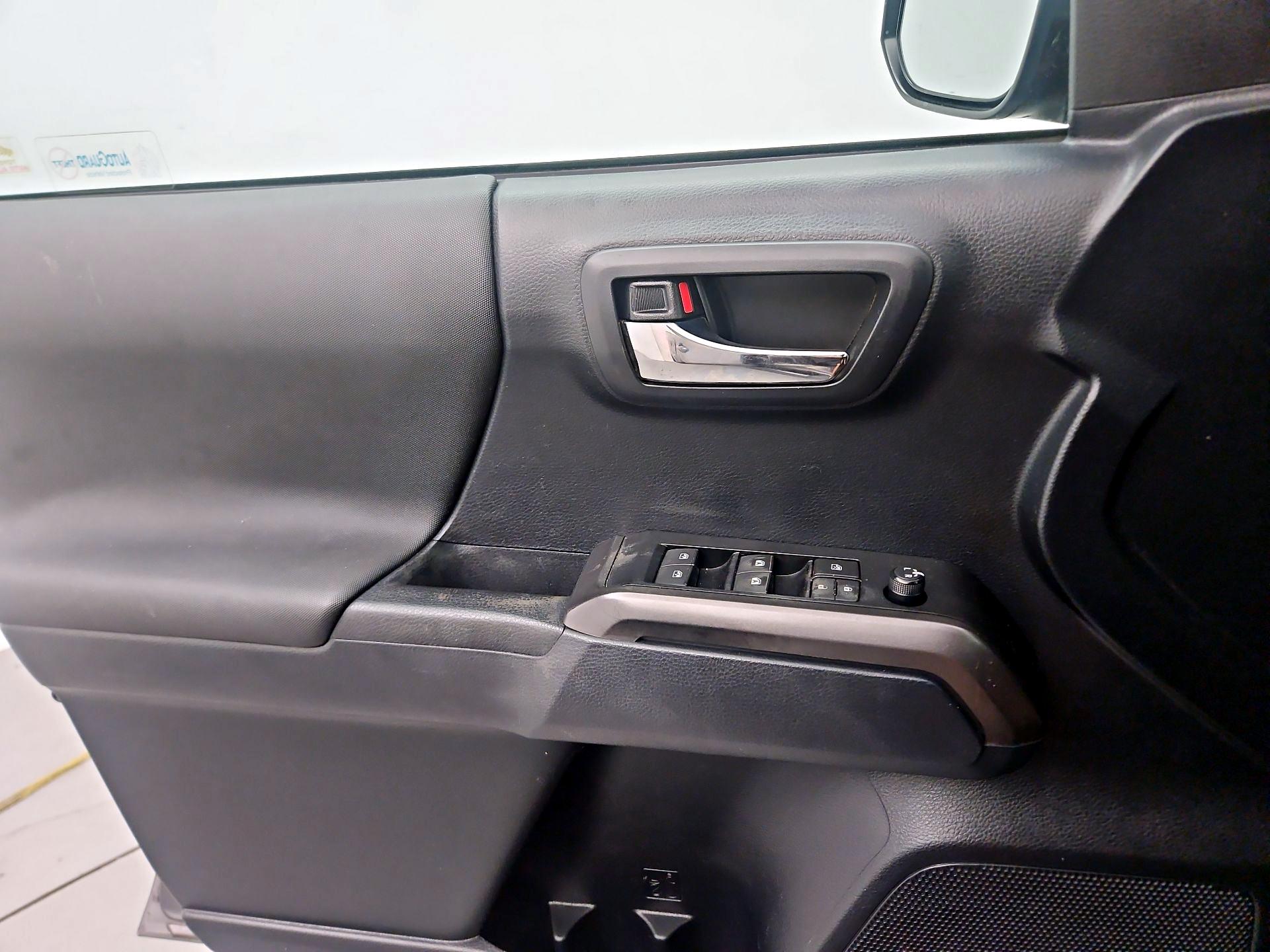 Thumbnail: 2019 Toyota Tacoma - 10