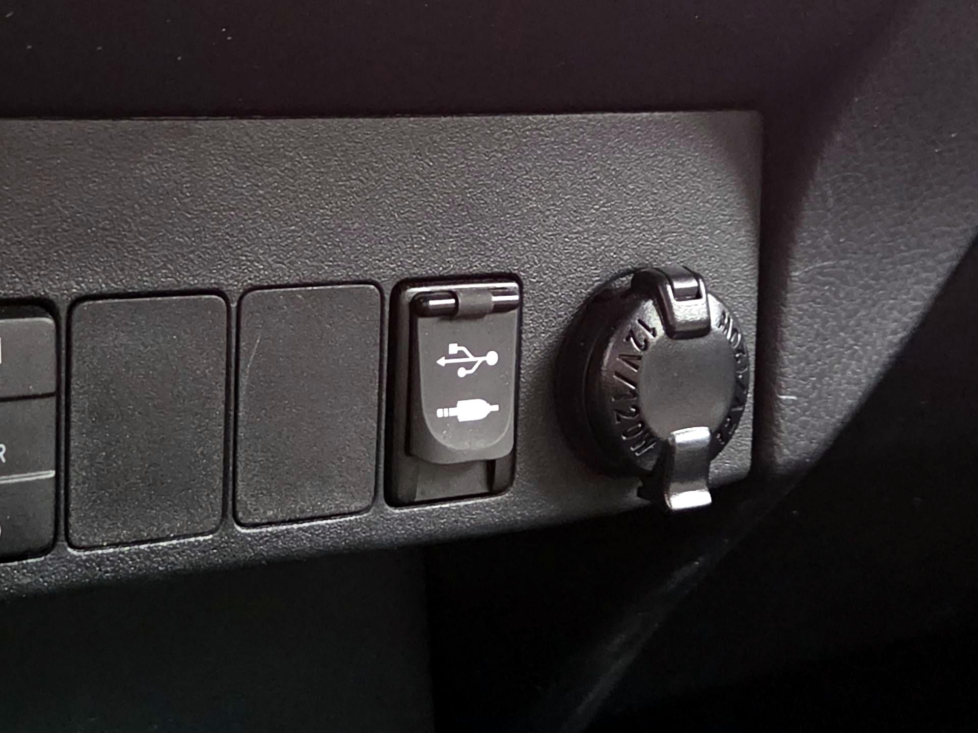 Thumbnail: 2016 Toyota RAV4 - 19