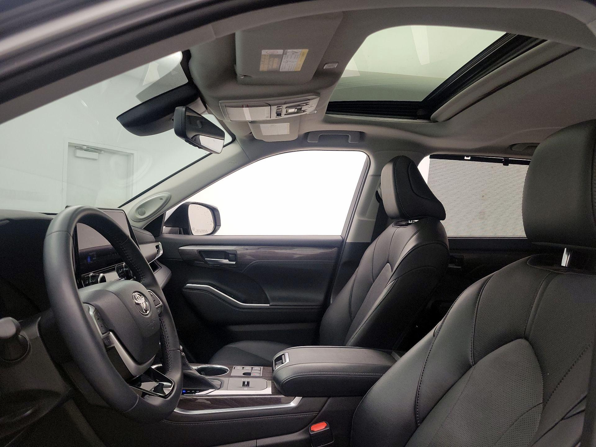 Thumbnail: 2023 Toyota Highlander - 19