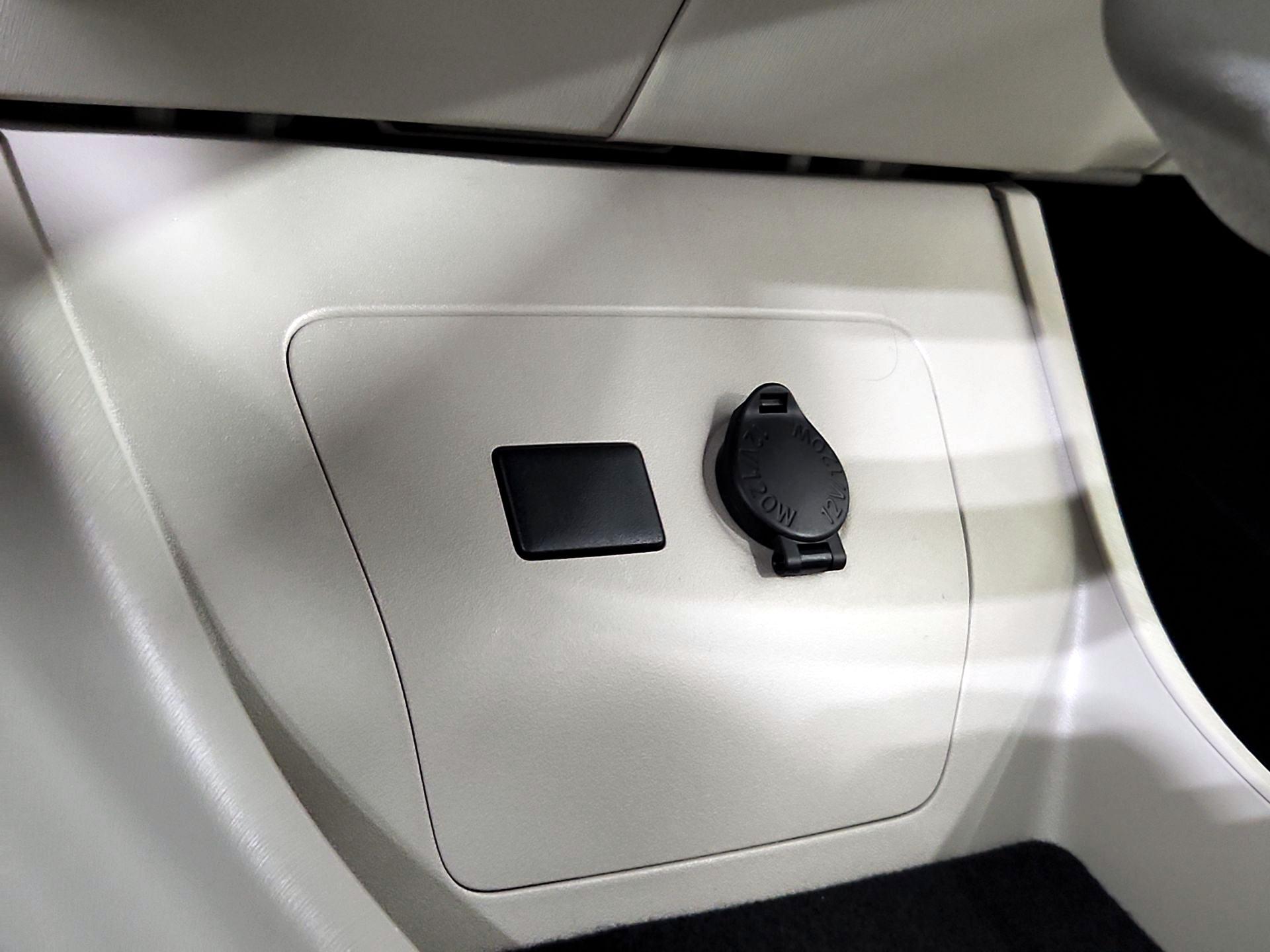 Thumbnail: 2015 Toyota Prius - 18