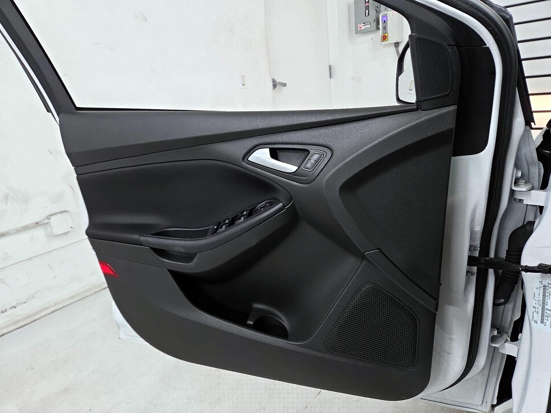 Thumbnail: 2015 Ford Focus - 10