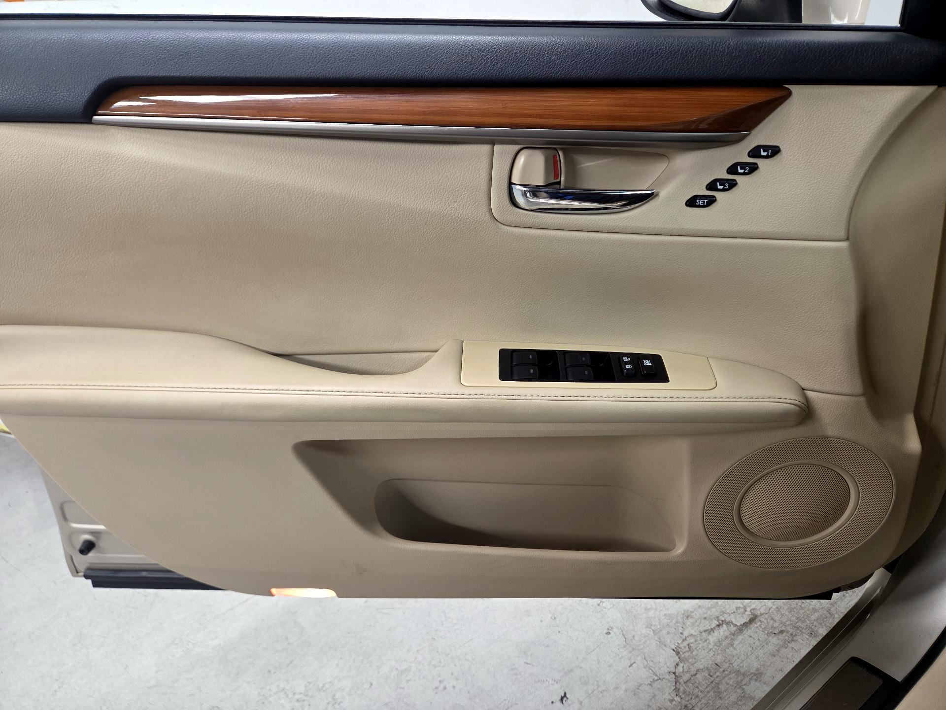 Thumbnail: 2014 Lexus ES - 10