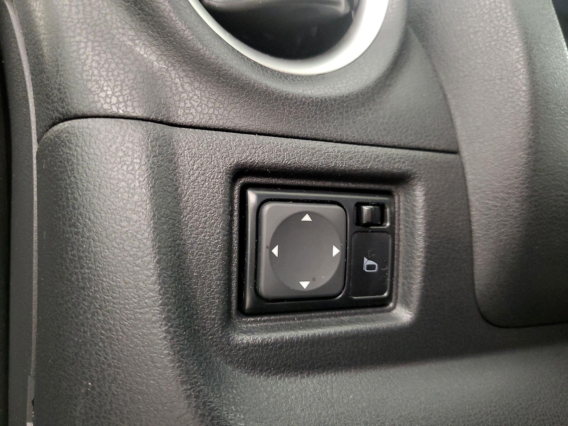 Thumbnail: 2016 Nissan Versa Note - 13
