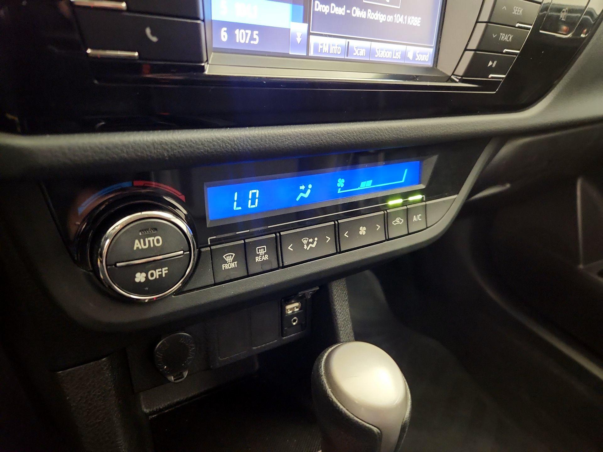 Thumbnail: 2016 Toyota Corolla - 16